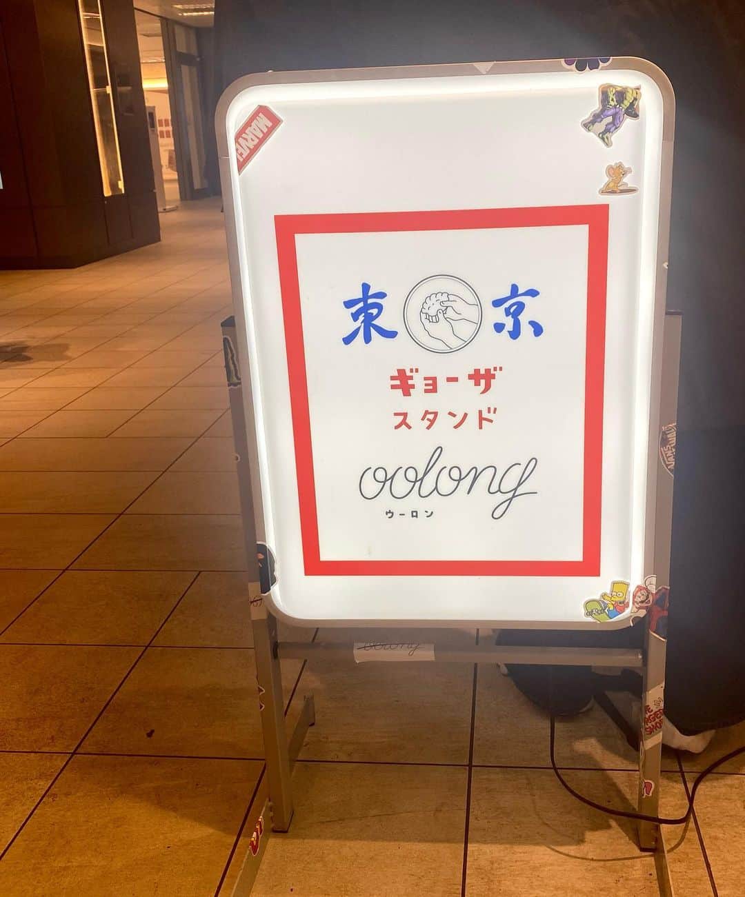 山﨑 薫さんのインスタグラム写真 - (山﨑 薫Instagram)「もっちもちの皮に包まれた愛らしい餃子とクラフトビールのお店🥟🍺  奇門遁甲の先生とご縁を頂き、急遽、東京駅から新幹線に乗ることに。  東京駅グランスタで、美味しそうな餃子スタンドを発見。 メニュー、お店のつくり、店員さんの雰囲気すべてにおいて「美味しそうセンサー」が反応☺️✨  頼んだメニューは ・パクチー水餃子 ・生ザーサイ ・焼き餃子 ・マゼソバ ・よだれ鴨  全部のメニューが美味し過ぎて新幹線の時間を1本ズラしました🤣  全部美味しかったけど、中でもよだれ鴨の美味しさったら🤤  立ち飲みで出てくるメニューじゃない。 スパイスの使い方が絶妙で、あの鴨のために東京駅に行きたいぐらい。  お店で手作りしているモチモチの皮で包んだ大ぶりの餃子も、もちろん美味しかった😚  近所にできてほしい🥺🥺  #東京餃子スタンドウーロン  #手作り餃子 #クラフトビール #餃子エール #奇門遁甲」12月28日 22時30分 - kaoruyamazaki906