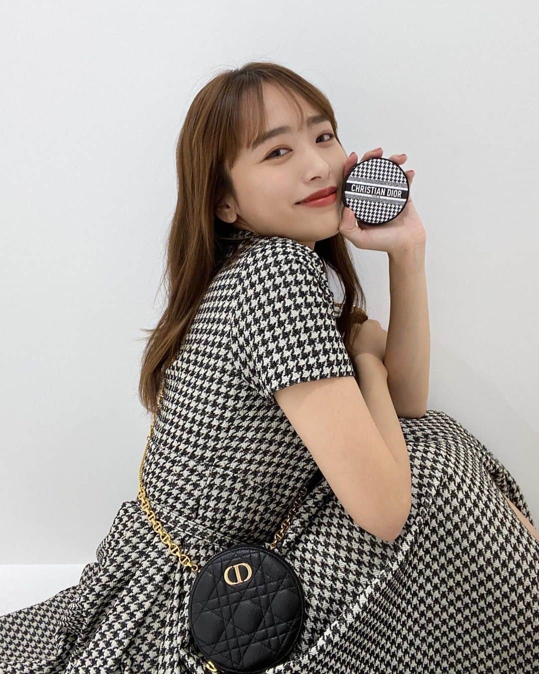 近藤千尋のインスタグラム：「おはようございます🌈  @diorbeauty 💄🤍  2022年1月1日に発売の クッションファンデと口紅を 一足お先に☺️ 千鳥格子でかわいいです。。。👏😭 口紅の柄も千鳥格子になってて 潤いながら発色してくれるので この時期にぴったりです❄️  全身 @dior で撮影してもらいました😍📸」