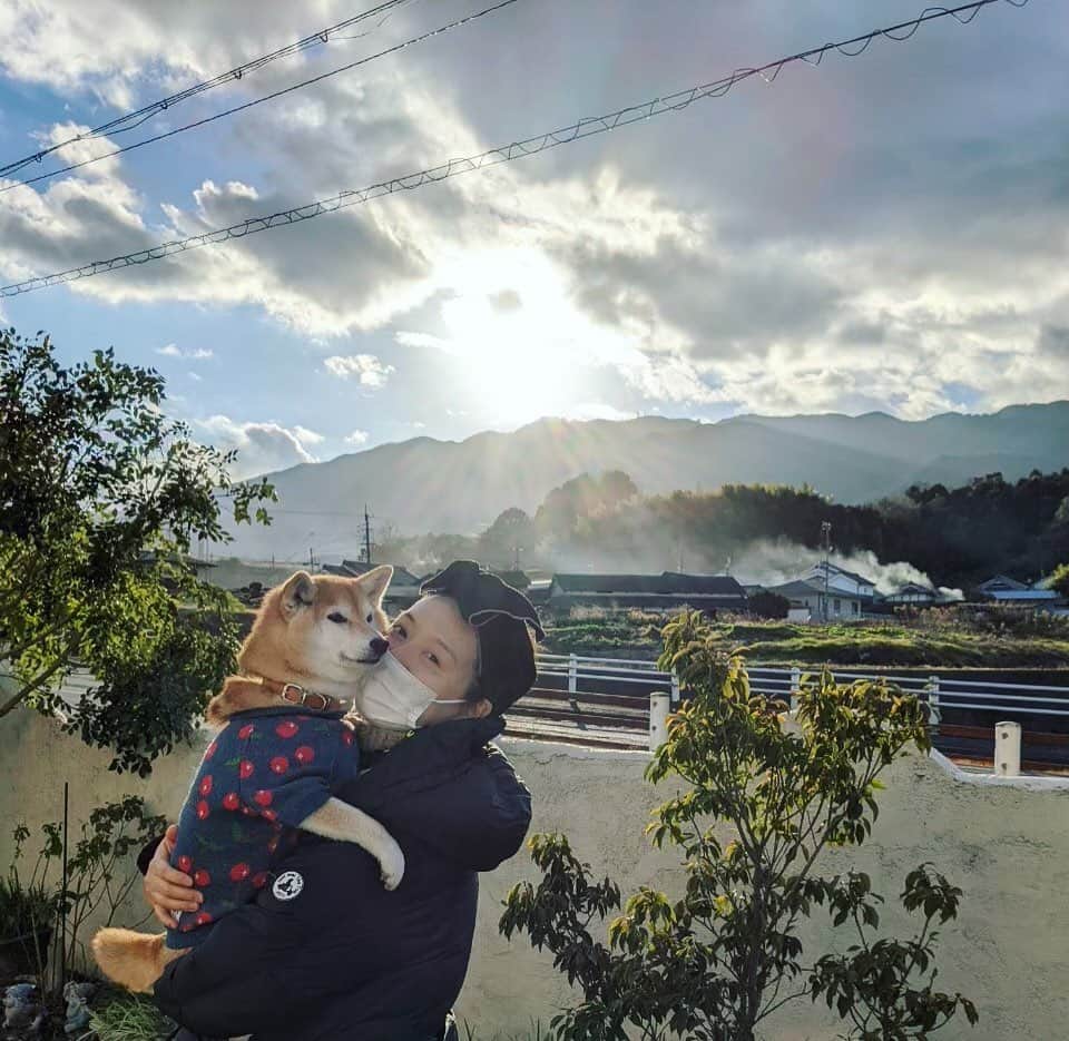 宇都宮まきのインスタグラム：「皆さん今年もお世話になりました ありがとうございましたヽ(´▽｀)/ 2022年もよろしくお願いします♡ 良いお年を🙇‍♂️  はや🤣  ばぃばーい  吉本新喜劇　宇都宮まき」