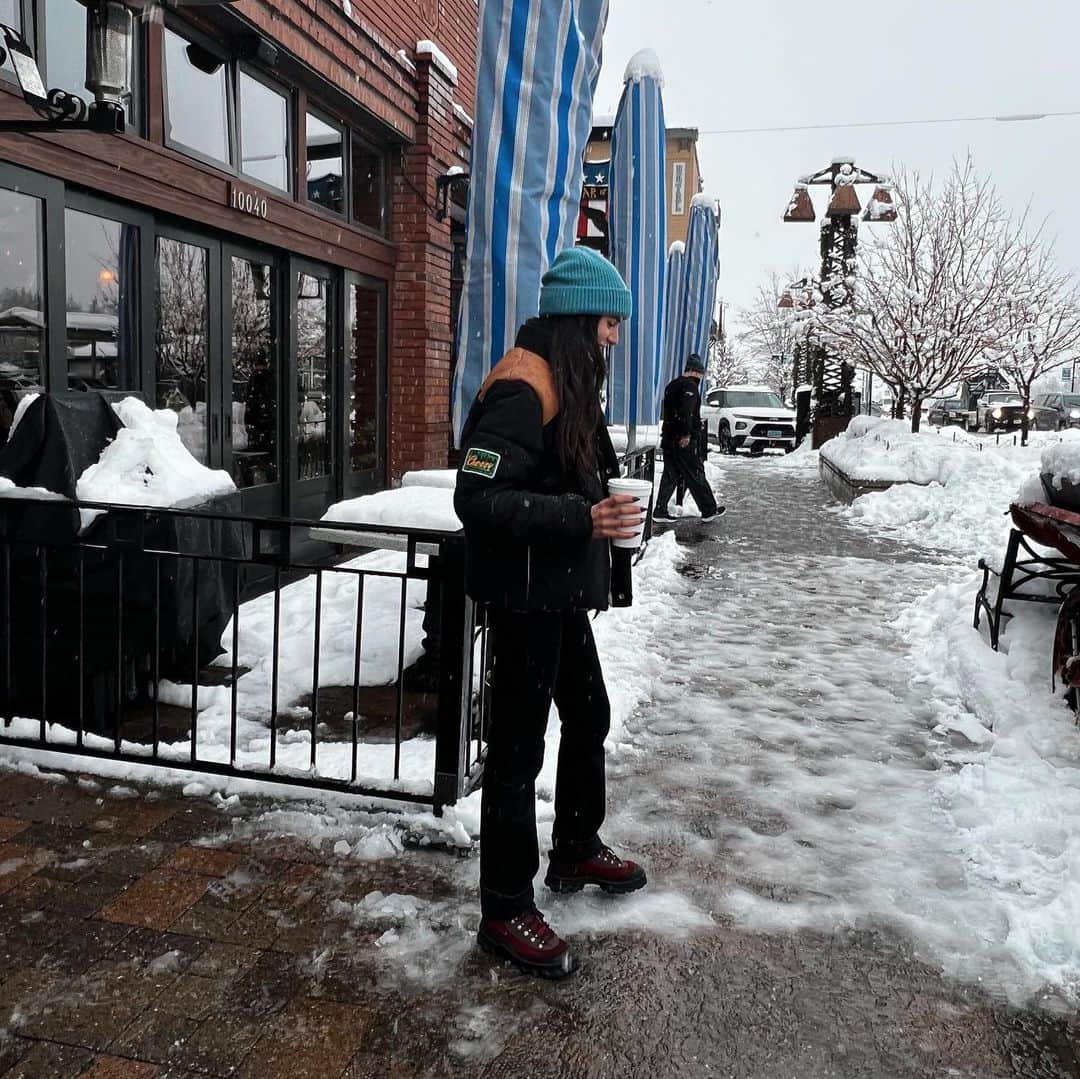 ローレン・ペルツのインスタグラム：「Record breaking snowfall this week and couldn’t be happier to be here for it ❄️❄️❄️」