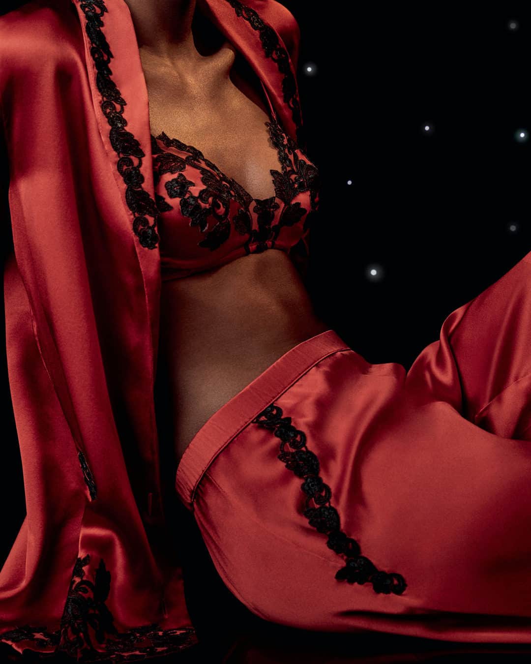 LA PERLAのインスタグラム：「Handcrafted from Como silk satin in the Bologna atelier where the collection was born and beautifully finished with the exquisite Frastaglio embroidery, our Maison silk pyjamas in festive red are designed to combine luxury craftsmanship and confident elegance. #LaPerla」