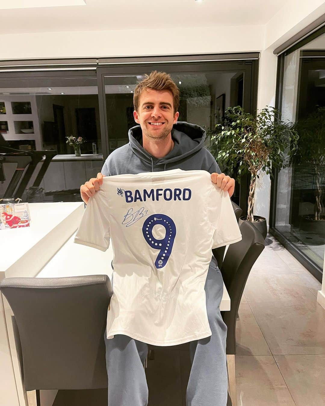 パトリック・バンフォードのインスタグラム：「Raising money for @andysmanclubuk @lufcfoundation  and @ecoschools_england by raffling off my match worn centenary shirt and my old LUFC inspired number plates. £10 to enter. Link in Bio 💪🏽」