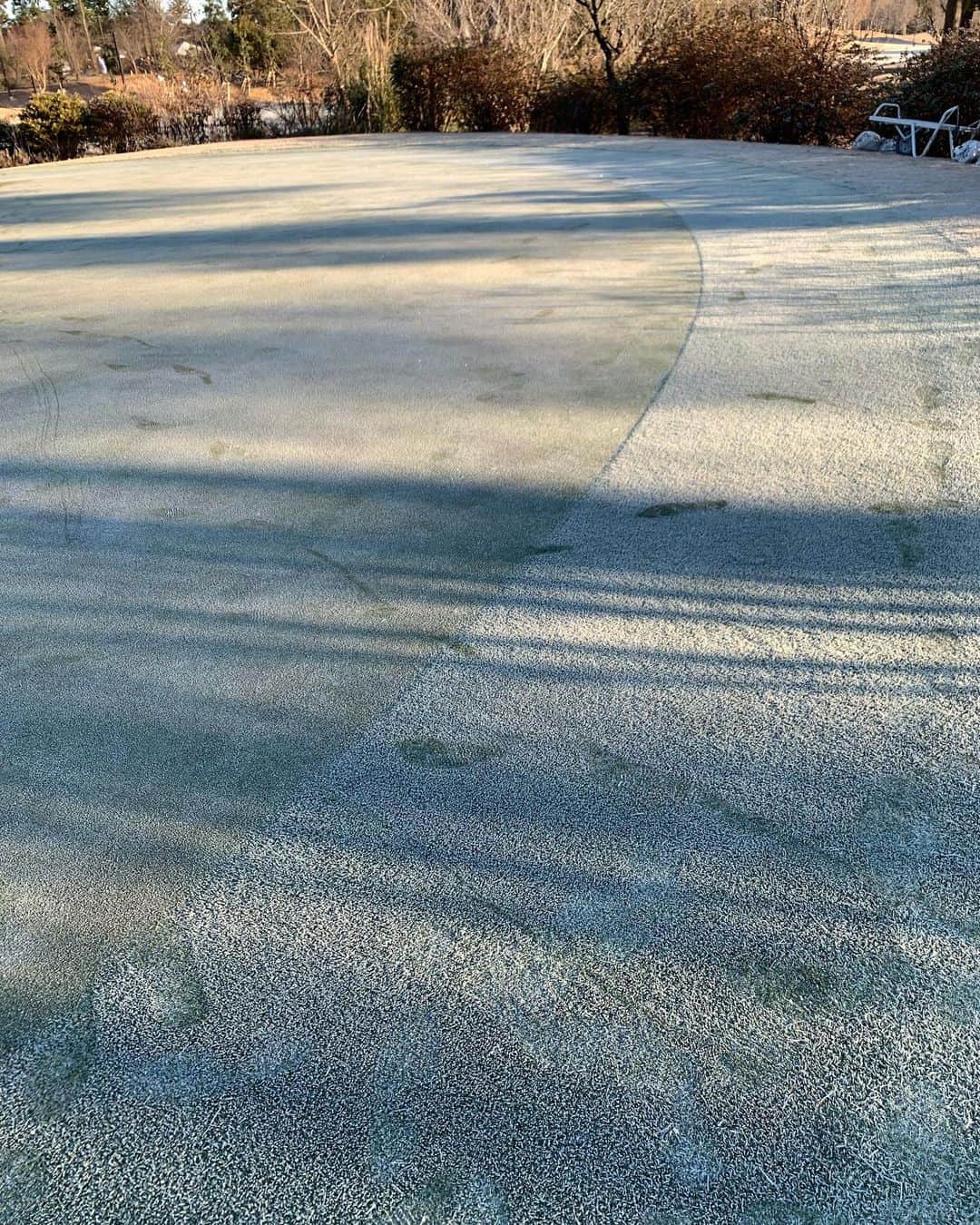 原史奈さんのインスタグラム写真 - (原史奈Instagram)「グリーンがカッチンコッチン😓 バンカーも凍ってる。。。 スーパーボール状態で アプローチ寄りやしない💦 パター入りやしない😰 冷たい強風🍃 一昨日とは一転97となんとか100切り😅 それでもゴルフは楽しい⛳️ #千葉バーディー #冬ゴルフ #極寒ゴルフ #寒すぎる #凍ってる #でも楽しい # #原史奈 #ゴルフ #ゴルフレッスン #ゴルフ女子 #ゴルフ大好き #golf #ゴルフウエア #ゴルフコーデ #ゴルフグッズ #ゴルフ動画 #ping #ピン #ping女子 #gle2 #g410 #even #archivio #アルチビオ #cuartounited #instagolf」12月29日 6時49分 - fuminahara