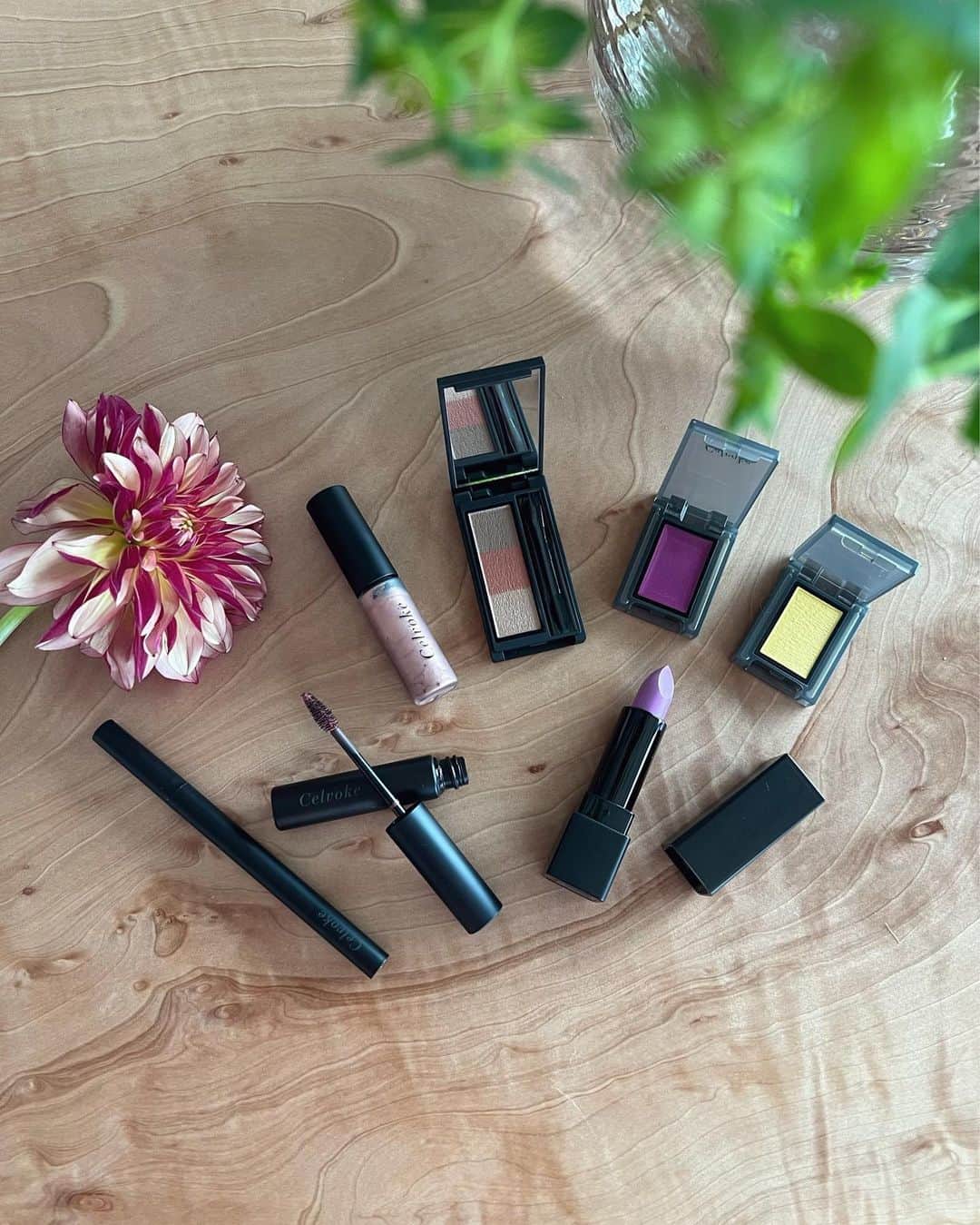 のインスタグラム：「New collection✨  2022春の　@celvoke.jp のコスメにハマってます🌸  ニュアンスカラーがとってもかわいいブランドですが、来季はイエローとパープルが推し☺️  わたし的にeyebrowと、 パープルのeyebrow mascaraが一押し。  眉に色が入ると一気に垢抜けるし、マスクでも血色感をプラスしてくれる☺️そして、紫で肌の透明感を増してくれる。日々のメイクがマンネリ化している方はぜひ投入したいアイテムだなと思ったよ✨  もう一つ、グレーのアイライナーも大ヒットでした！書いてるのに書いてないようで、ナチュラルに目元を強調してくれます👍  ミコアメリのお洋服も来年すぐに春物撮影なので、どんなメイクにしようかな？と春メイク研究してます✨  それと、前髪ちょっとイメチェンでオン眉にしたよ😉 @belle_kana  @hatanomoe   #new #cosme #celvoke #makeup #春メイク　#2022 #2022ss #春コスメ」