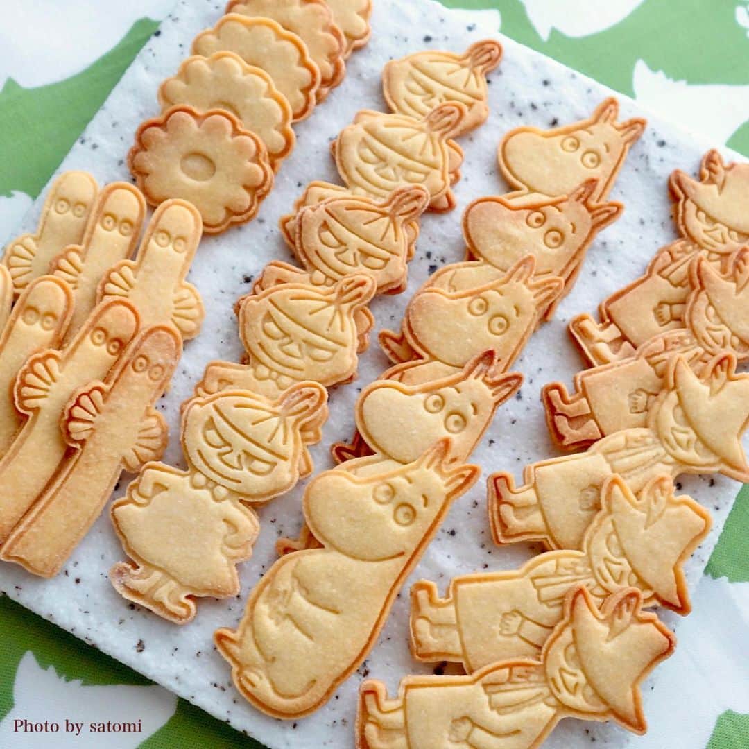 satomi?のインスタグラム：「*2021.12.29*  久々に焼いた #グルテンフリー クッキー🍪  型抜きはちょっと失敗🥲 でも並べると可愛いなあ❤︎ また焼こう🍪」