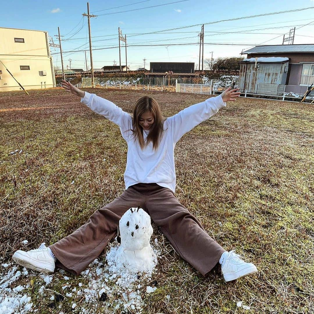 長谷川唯のインスタグラム：「・ ・ 地元の居心地のよさ、最高や〜ん！！✌🏻疲れも吹っ飛んだ〜✨ ・ ・ 姪っ子、甥っ子は雪も楽しみにしてたみたいで、残ってる雪で雪だるま作ったよん⛄️❄️ ・ ・ #地元 #空気がきれい #地元最高 #お正月はのんびり #食べて寝て食べて寝ての繰り返しをします #me #happy #instagood #幸せ時間」