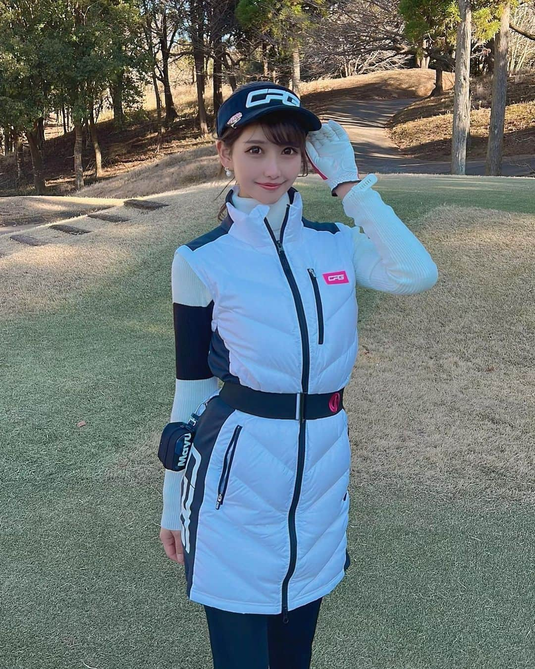 MAYUさんのインスタグラム写真 - (MAYUInstagram)「. 2021年打ち納めました🏌️‍♀️⛳️✨ . スコアは38.43の81（33putt） なんとベスト更新しましたー❣️❣️ ハーフベストも更新😆 前半はパット数も14で調子良かった👍 最近低迷してたから嬉しいよ〜😭✨ でも欲を言えば、前半良かったから今日は70台でるかも〜と思ってて80超えちゃったから悔しい。。🥲🥲　 来年また頑張る！⛳️ . そんな打ち納めのコーデは @cpggolf_official だよ💖 このダウンワンピ着るの楽しみにしてたんだ〜☺️ 暖かいし動きやすいし可愛い👍💖 バイザーはふわふわしてて後ろがゴムになってるの！🖤 . #ゴルフ女子#ゴルフ初心者#ゴルフ#ゴルフ好き#ゴルフ好きな人と繋がりたい#ゴルフウェア#ゴルフコーデ#ゴルフファッション#ゴルフ女子コーデ#ダウンワンピ#ダウンコーデ#ダウンベスト#成田ゴルフ倶楽部#cpggolf#golf#golfwear#golfswing#golfstagram#golflife#golfshot#golfaddict#golfgirl#golfgirls#knit#japanesegirl」12月29日 17時48分 - mayu.kina_golf