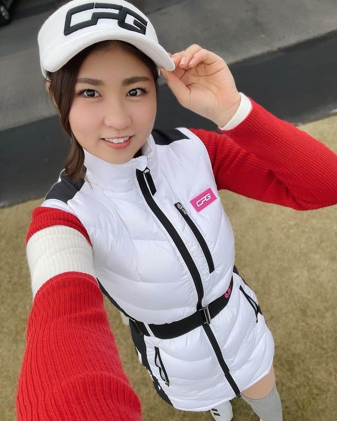 まいまいさんのインスタグラム写真 - (まいまいInstagram)「ぽかぽかダウン❤️‍🔥 @cpggolf_official のダウンワンピ！  近未来っぽい感じ🤩  ベストだからスイングしやすい🏌️‍♀️ のにお尻まで暖かくてこの時期にもってこいです☃️♡ . #まいごるふ#ゴルフ#女子ゴルフ#ゴルフ女子#ゴルフスイング#ゴルフウェア#シーピージーゴルフ#シーピージー#ゴルフコーデ#maigolf#golf#golfswing#golfwear #cpggolf#cpgapparel#골프#골프스윙#골프중독#골프웨어」12月29日 17時50分 - ___maigolf___