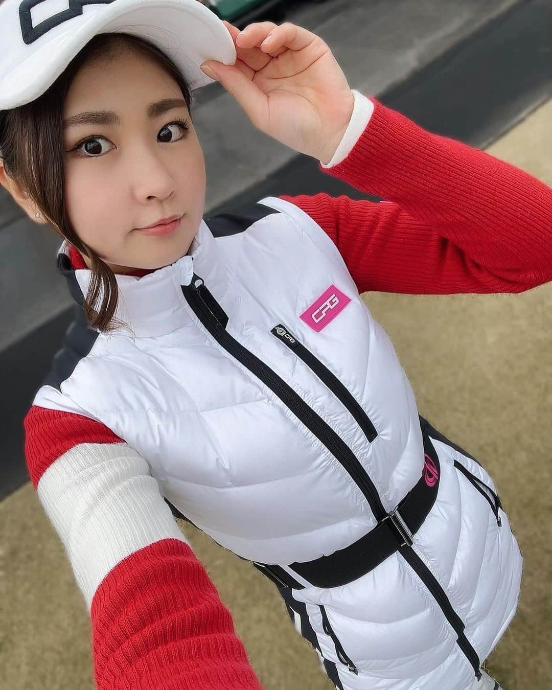 まいまいさんのインスタグラム写真 - (まいまいInstagram)「ぽかぽかダウン❤️‍🔥 @cpggolf_official のダウンワンピ！  近未来っぽい感じ🤩  ベストだからスイングしやすい🏌️‍♀️ のにお尻まで暖かくてこの時期にもってこいです☃️♡ . #まいごるふ#ゴルフ#女子ゴルフ#ゴルフ女子#ゴルフスイング#ゴルフウェア#シーピージーゴルフ#シーピージー#ゴルフコーデ#maigolf#golf#golfswing#golfwear #cpggolf#cpgapparel#골프#골프스윙#골프중독#골프웨어」12月29日 17時50分 - ___maigolf___