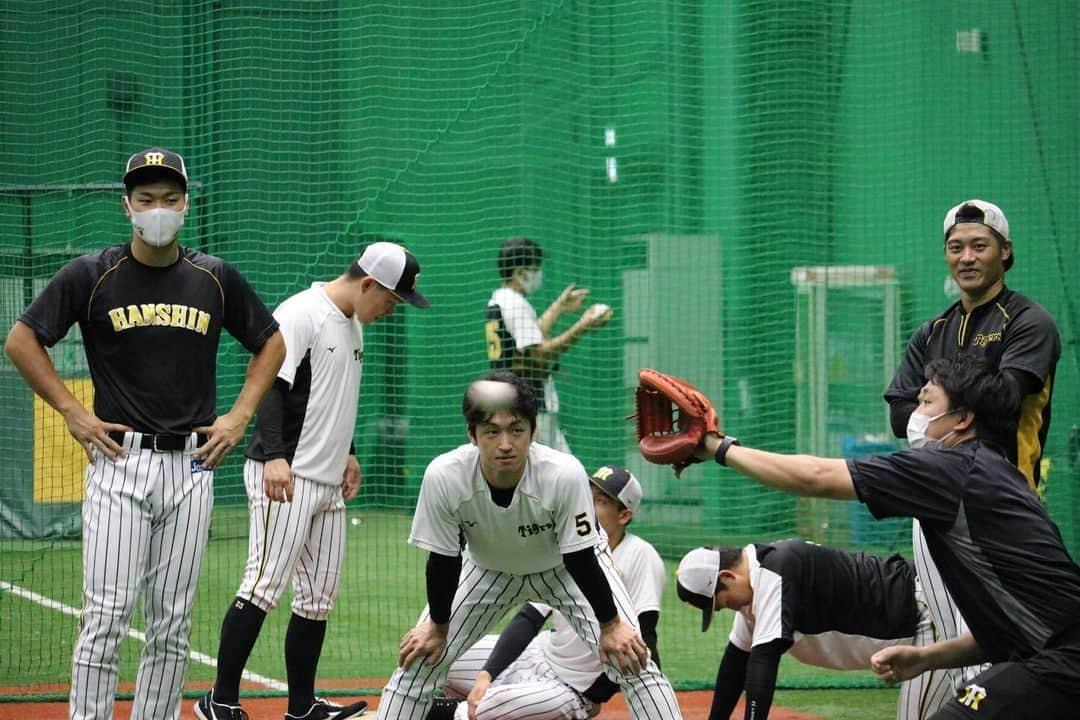 阪神タイガースさんのインスタグラム写真 - (阪神タイガースInstagram)「今日も、まだお届けできていなかった蔵出し写真を公開します✨  #藤浪晋太郎 選手#北條史也 選手#糸原健斗 選手#原口文仁 選手#馬場トレーナー #馬場皐輔 選手#糸井嘉男 選手  最後は、#藤原トレーナー のキャッチボールを見守る#坂本誠志郎 選手#近本光司 選手#佐藤輝明 選手！ #阪神タイガース」12月29日 18時03分 - hanshintigers_official