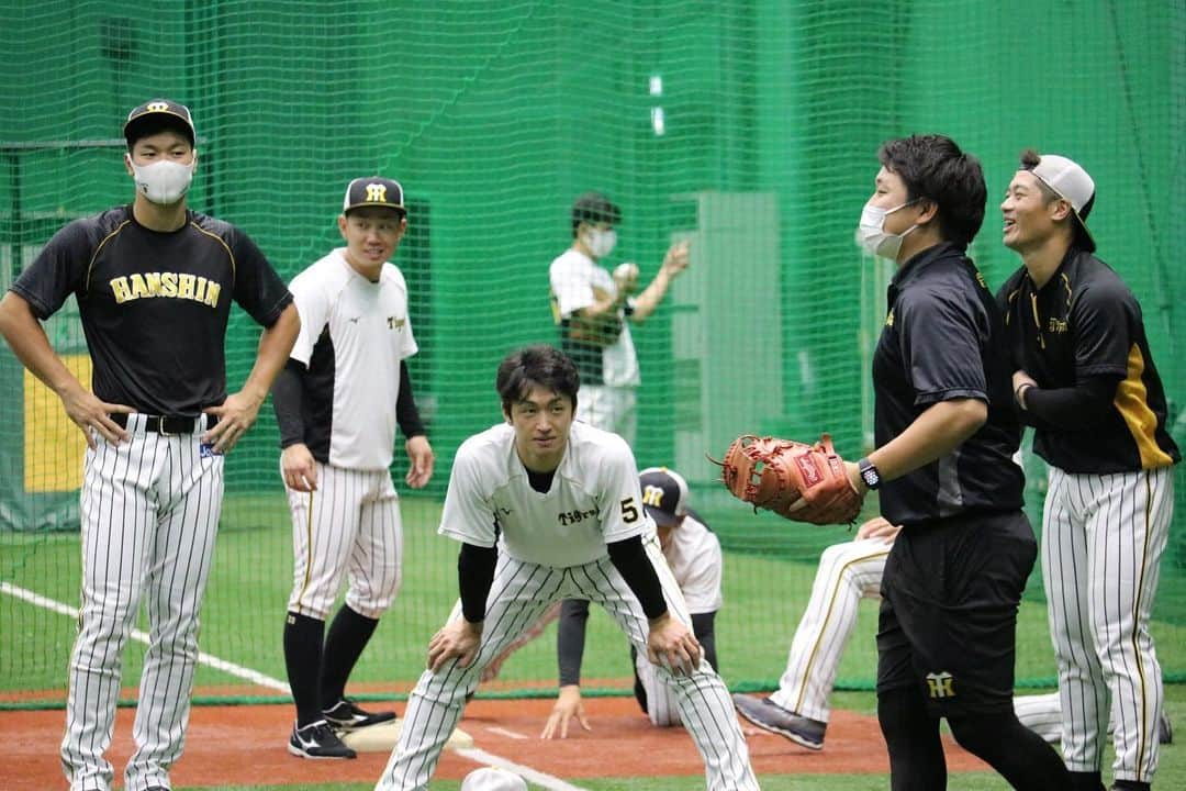 阪神タイガースさんのインスタグラム写真 - (阪神タイガースInstagram)「今日も、まだお届けできていなかった蔵出し写真を公開します✨  #藤浪晋太郎 選手#北條史也 選手#糸原健斗 選手#原口文仁 選手#馬場トレーナー #馬場皐輔 選手#糸井嘉男 選手  最後は、#藤原トレーナー のキャッチボールを見守る#坂本誠志郎 選手#近本光司 選手#佐藤輝明 選手！ #阪神タイガース」12月29日 18時03分 - hanshintigers_official