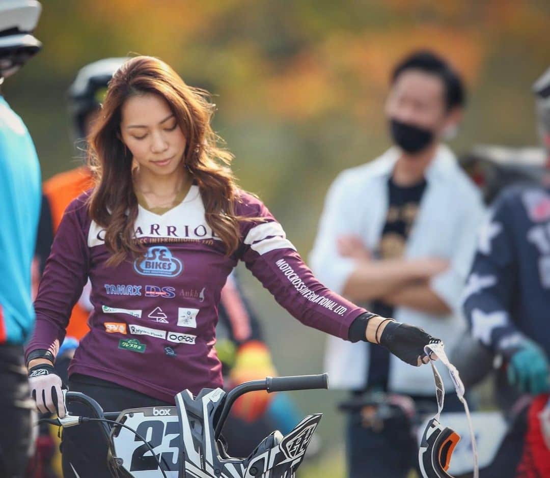 飯端美樹のインスタグラム：「Thank you 2021 💐 今年も変わらず応援して頂いたスポンサー各社様 私がどんな状況､心境になろうと支え､応援してくれる家族､友達 そして､関わって頂いた全ての方々に感謝申し上げます。  皆様良いお年をお迎え下さい💛」