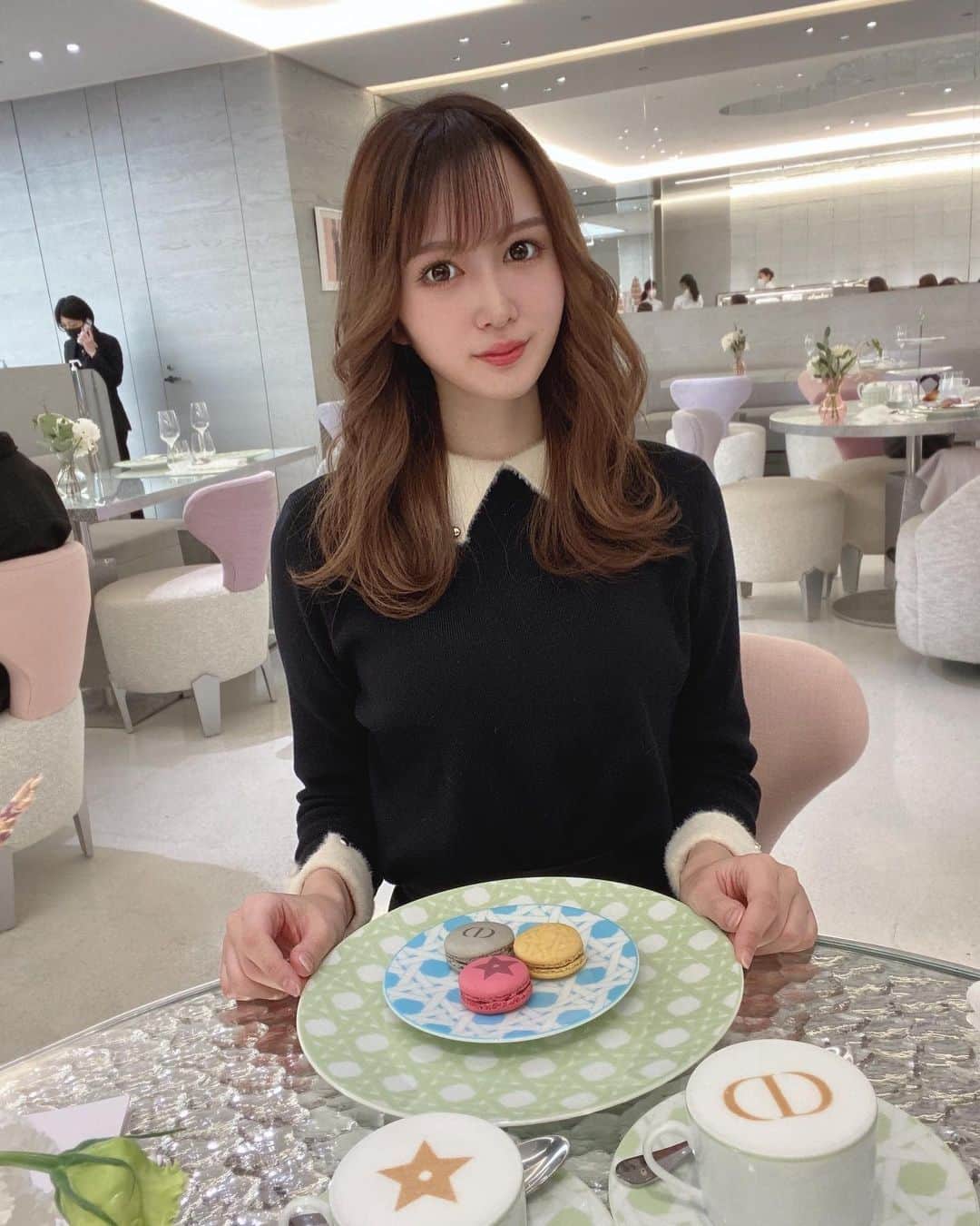 長沼まゆのインスタグラム：「ディオールカフェに☕💭 女の子の好きが詰まっている空間でした🤍 また来れますようにっ Dholicのニットが可愛い過ぎてリピ中🖤 * * #cafediorbyladuree #銀座カフェ #dholic #銀座SIX #diorcafe #ディオールカフェ #dior」