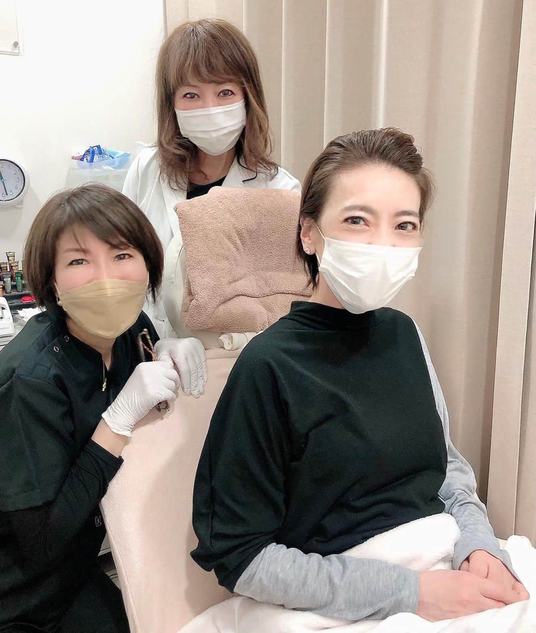 西川史子のインスタグラム：「入院中に困ったこと。 化粧できないので顔がぼんやり。 私も、アイラインのアートメイクする決心がつきました❣️ シロノクリニックで命の恩人、大野先生と、施術してくださる大日方さんと。 大好きなクリニックで、安心して受けました。 くっきり二重になりますよ🥰 リハビリのためにも、なるべく外出して、元の生活に戻れるようにしてます。 #シロノクリニック恵比寿 #アートメイク」