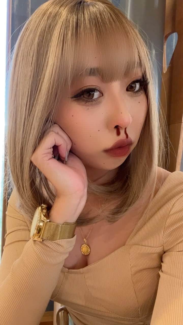 まあーか（まかたん）のインスタグラム：「. 2021年鼻血フィルターお世話になりました🦥🩸 #鼻血似合う人選手権  .  #selfie#ootd#ポートレート#黒ギャル引退#ぎゃる#尻トレ #vosサロン#尻トレ女子 #眉アートメイク#カラコン#フェイスフレーミング #ハイトーンカラー #海外ファッション#ダウンコーデ #カフェ#cafe #awfashion#zara#fashionnova#bershka#handm#shein」