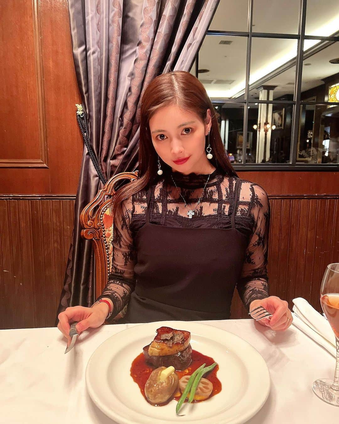 得あゆさんのインスタグラム写真 - (得あゆInstagram)「Xmas  dinner🎄❤️ @akarenga_steak_house  個室でゆっくり食べれて幸せでしたっ  料理ももちろん美味しかったです❤️ また特別な日に行きたいなって思います❤️ ・ ・ ・ ・ ・ ・ ・ ・ ・ ・ ・ ・ ・ ・ ・ ・ ・ ・ #クリスマス#メリークリスマス#クリスマスイヴ#クリスマスディナー#デート#ドレス#ドレスコード#ドレス試着#黒コーデ#レストラン#子育てママ#主婦#ママコーデ#ママライフ#アカレンガステーキハウス#ステーキ#クリスマスプレゼント#夫婦デート#記念日#シャンパン#乾杯#大人コーデ#大人ファッション#大阪ディナー#akarenga#xmas#merrychristmas#christmas#christmasdinner#steakhouse」12月29日 10時59分 - tokuayu819