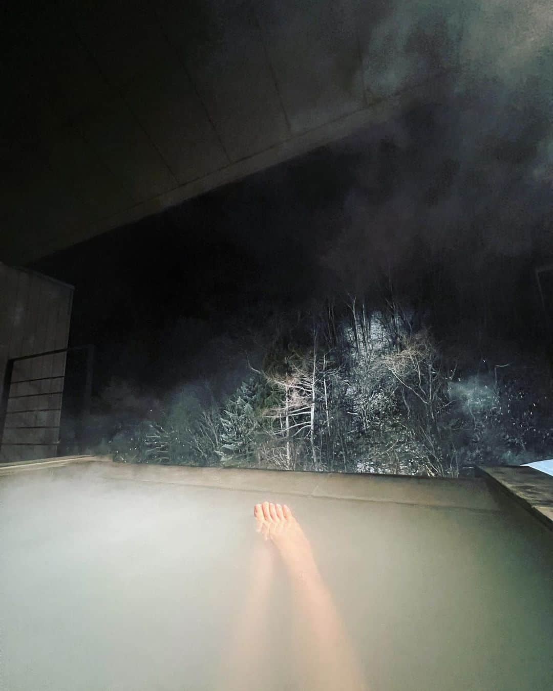 黒ユイさんのインスタグラム写真 - (黒ユイInstagram)「雪見ながらの 温泉がすでに恋しい🥺🥺 #温泉旅行 #温泉　#クリスマス旅行　#北海道　#雪見ながらの露天風呂」12月29日 11時06分 - yui_my_life