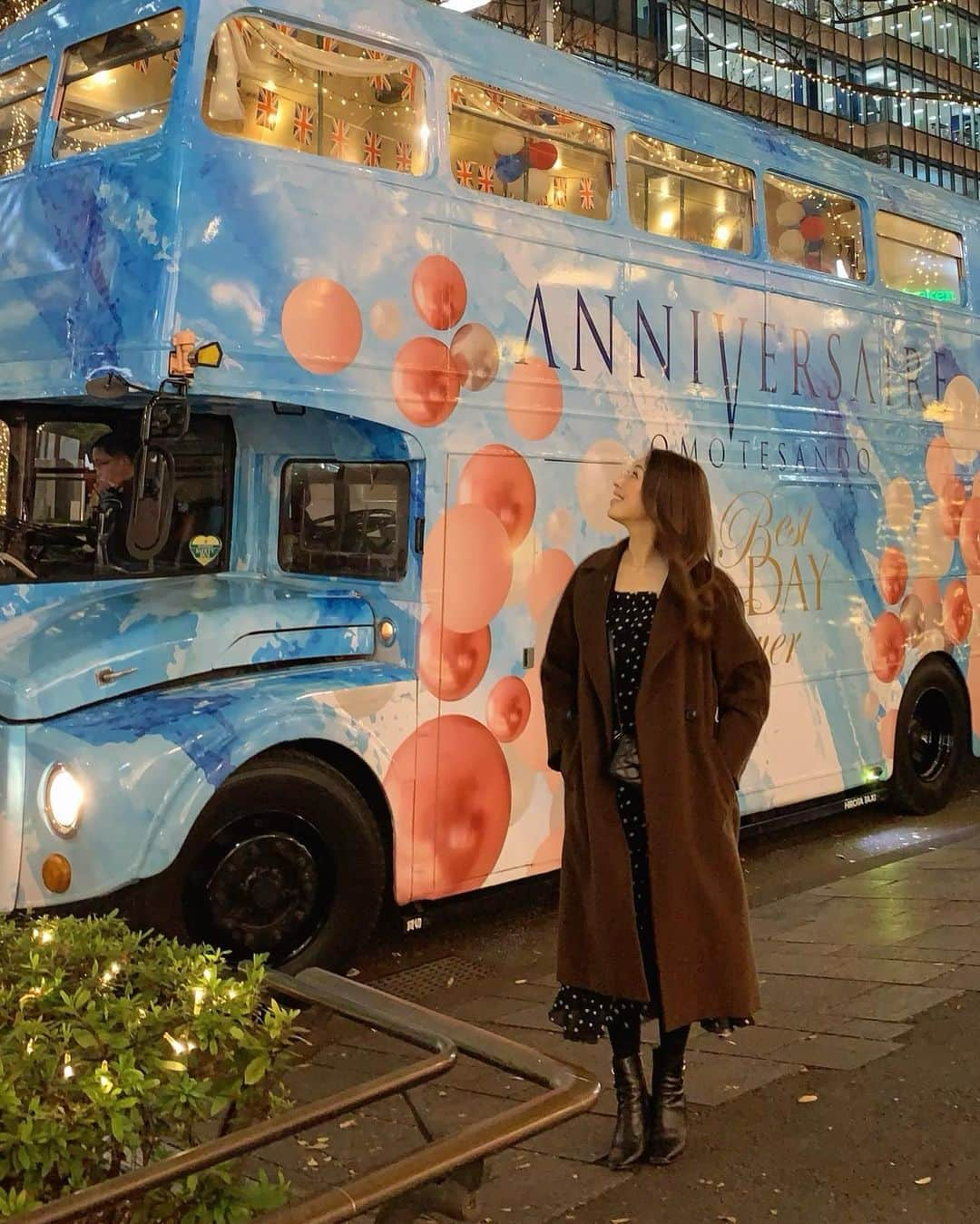 宮田綾子さんのインスタグラム写真 - (宮田綾子Instagram)「🚌 @ayako__miyata ←映えスポットはこちら 3枚目謎のポーズ♡ アニヴェルセル表参道のバスが停まってて可愛かった🎈そして写真拡大したら運転手さんいてちょっとびっくり←  最近女性のフォロワーさんがめちゃくちゃたくさん増えて嬉しいです💕 見た感じ20〜30代の若い方も多そう 来年は50歳になるけれどまだまだ母ちゃんがんばります！ 投稿にいいねをしてもらえると励みになります♩アイコン変えたのも気づいたかな？    ୨୧┈┈┈┈┈┈┈┈┈┈┈┈┈┈┈┈┈୨୧ 対面、オンライン インスタコンサルティングはプロフURLをご覧ください ↓プロフィール、フォローはこちら @ayako__miyata  ୨୧┈┈┈┈┈┈┈┈┈┈┈┈┈┈┈┈┈୨୧   #表参道 #アニヴェルセル表参道 #イルミネーション #イルミネーション2021 #表参道イルミネーション #表参道映え #映えスポット #東京ライフ #おしゃれカフェ #表参道カフェ #コートコーデ #冬コーデ #冬服コーデ」12月29日 11時24分 - ayako__miyata