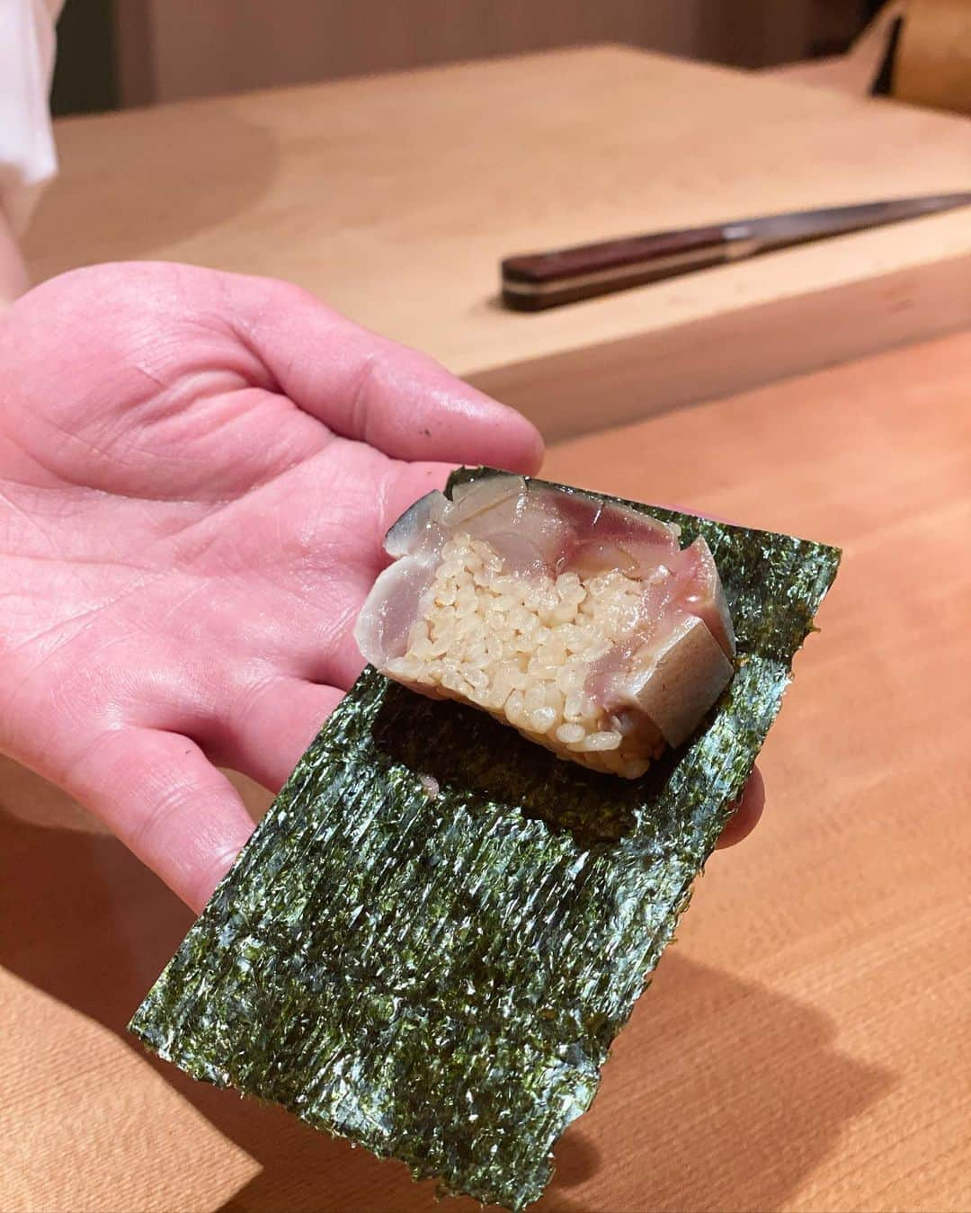 ImotoEtsuyo さんのインスタグラム写真 - (ImotoEtsuyo Instagram)「西麻布　@sushi.yamada.nishiazabu さんへ。  その① おつまみ編。  関西で予約の取れないお店の 一番手をされていた 若き大将のお鮨を久しぶりに堪能。 何とまだ29歳という若さ！#pic 5  こだわりと技が光るおまかせコースを 頂きました。  ここ、鮨やま田は 握りの合間につまみが出てくるスタイル。 握りもつまみも塩加減が絶妙。 関西流の赤酢シャリの優しいお味。 最後まで美味しく楽しめます。  お鮨には日本酒が合う。 という事で、 日本酒は大将のオススメを2種頂きました。  でもやはり　#シャンパーニュ　も1本。  火を通した厚切りとレアな薄切り 両方の味わえる クエのしゃぶしゃぶも最高でした。  カウンター8席プライベート感もあり 清潔感のある落ち着いた店内は居心地もいい。 また伺います。 ・ この日の #オールインワン ➡︎ @lanvin_en_bleu_womens  ・ #鮨やま田 #優しいお寿司　#西麻布寿司 #港区寿司 #西麻布グルメ　#港区グルメ　#六本木寿司　#東カレ #gourmet #東京グルメ #鮨  #鮨スタグラム #sushi #tokyogourmet #鮨好き #シャンパーニュ大好き #champagne #日本酒 #お酒   https://tabelog.com/tokyo/A1307/A130703/13254557/」12月29日 11時28分 - bisuhada