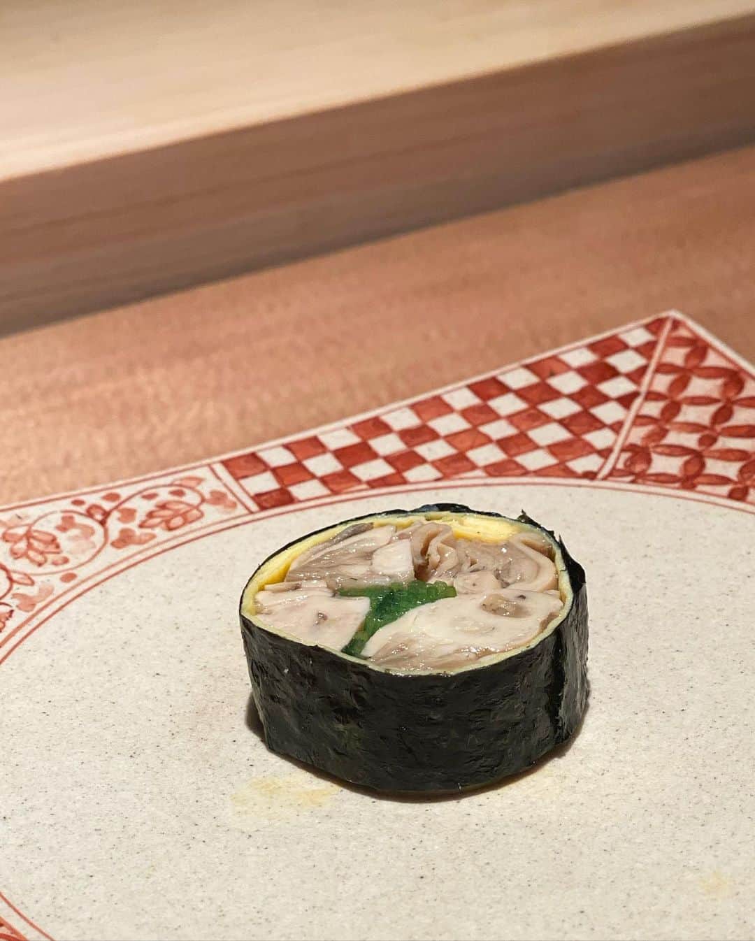 ImotoEtsuyo さんのインスタグラム写真 - (ImotoEtsuyo Instagram)「西麻布　@sushi.yamada.nishiazabu さんへ。  その① おつまみ編。  関西で予約の取れないお店の 一番手をされていた 若き大将のお鮨を久しぶりに堪能。 何とまだ29歳という若さ！#pic 5  こだわりと技が光るおまかせコースを 頂きました。  ここ、鮨やま田は 握りの合間につまみが出てくるスタイル。 握りもつまみも塩加減が絶妙。 関西流の赤酢シャリの優しいお味。 最後まで美味しく楽しめます。  お鮨には日本酒が合う。 という事で、 日本酒は大将のオススメを2種頂きました。  でもやはり　#シャンパーニュ　も1本。  火を通した厚切りとレアな薄切り 両方の味わえる クエのしゃぶしゃぶも最高でした。  カウンター8席プライベート感もあり 清潔感のある落ち着いた店内は居心地もいい。 また伺います。 ・ この日の #オールインワン ➡︎ @lanvin_en_bleu_womens  ・ #鮨やま田 #優しいお寿司　#西麻布寿司 #港区寿司 #西麻布グルメ　#港区グルメ　#六本木寿司　#東カレ #gourmet #東京グルメ #鮨  #鮨スタグラム #sushi #tokyogourmet #鮨好き #シャンパーニュ大好き #champagne #日本酒 #お酒   https://tabelog.com/tokyo/A1307/A130703/13254557/」12月29日 11時28分 - bisuhada