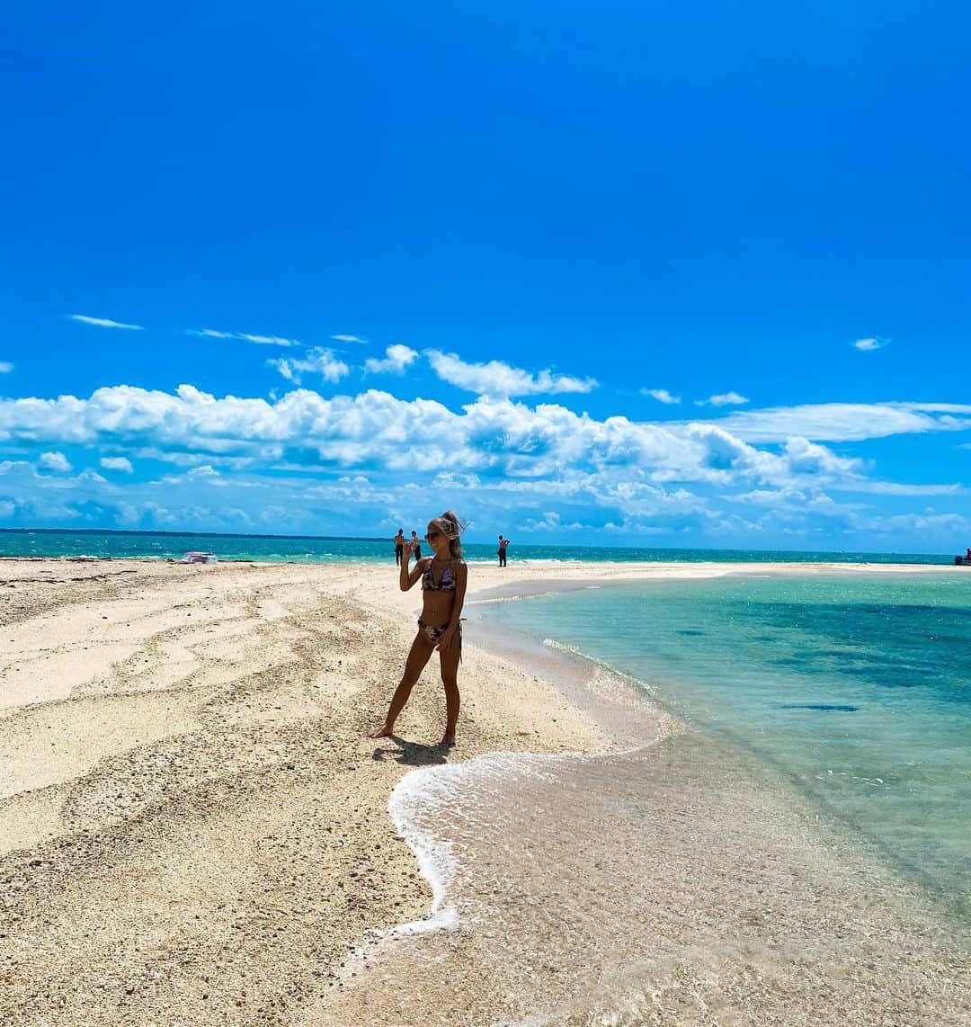 やよさーんさんのインスタグラム写真 - (やよさーんInstagram)「. 幻の島🏖💙 私小さいなあ😂😂 ここにきた時の感動は 今でも忘れない🤍🤍 . . #石垣島#石垣島旅行#石垣島好きな人と繋がりたい#石垣島観光#幻の島#小浜島#はいむるぶし#沖縄観光スポット#沖縄観光#沖縄#南国リゾート#海好きな人と繋がりたい#国内旅行#コロナに負けない絶景#私の写真もっと広まれ」12月29日 12時18分 - yayosaan