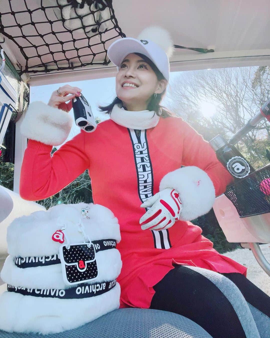 吉田玲奈さんのインスタグラム写真 - (吉田玲奈Instagram)「2021⛳️打ち納め 海が見えて素敵✨トリッキーなコースだけど富士山がずっと見えて綺麗でした⛳️  アルチビオの赤ニットとスカートにリスト&アンクルウォーマー♡ タイツがツートンカラーなので目の錯覚で足細く見えるの嬉しい❣️ @archivio.official_online   この日はコンペで私はめちゃうま紳士と3サム⛳️ （ふたりは2オーバーと5オーバー） ✪7枚目スコア…最初ふたりについて行ってパー3連ちゃんだったのに…酷すぎた💣 🔴から短いのに変なミス多すぎ…💧 下手なので練習します😭 上手い人だって辛い中必死で頑張ってるんだって！😤見えなーい！！ 簡単にパーとバーディ取っていくw 悔しい…  🔴45/46  91  ✪5枚目…最終ホール動画。 唯一の動画なのにこのザマ💦 （ボールは左OBギリギリにあった😅） 来年もがんばりますー♪  #enjoygolf #景色綺麗  #12月ゴルフ #冬ゴルフ #ごるふ女子  #ゴルフ女子 #ゴルフオトナ女子 #ゴルフウェア  #アルチビオ #archivio #bushnellgolf #ピンシーカーツアーv5シフトスリムジョルト  #限定色 #スノーホワイト #ゴルフ #ゴルフ動画 #ゴルフスイング  #ゴルフコーデ #eyevol #golfstagram  #golfwear  #golfswing  #golfgirl  #golfshot  #callawaygolf  #pinggolf  #golfcoursephotography  #reinagolf」12月29日 12時19分 - reina.yoshida.ciel.1218