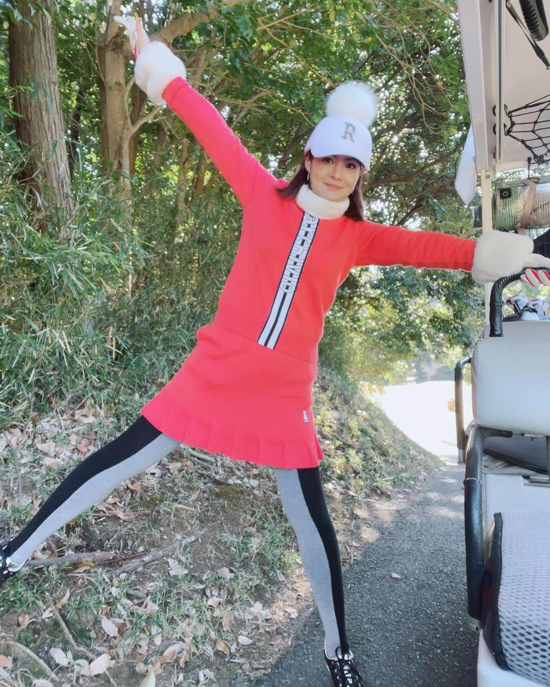 吉田玲奈さんのインスタグラム写真 - (吉田玲奈Instagram)「2021⛳️打ち納め 海が見えて素敵✨トリッキーなコースだけど富士山がずっと見えて綺麗でした⛳️  アルチビオの赤ニットとスカートにリスト&アンクルウォーマー♡ タイツがツートンカラーなので目の錯覚で足細く見えるの嬉しい❣️ @archivio.official_online   この日はコンペで私はめちゃうま紳士と3サム⛳️ （ふたりは2オーバーと5オーバー） ✪7枚目スコア…最初ふたりについて行ってパー3連ちゃんだったのに…酷すぎた💣 🔴から短いのに変なミス多すぎ…💧 下手なので練習します😭 上手い人だって辛い中必死で頑張ってるんだって！😤見えなーい！！ 簡単にパーとバーディ取っていくw 悔しい…  🔴45/46  91  ✪5枚目…最終ホール動画。 唯一の動画なのにこのザマ💦 （ボールは左OBギリギリにあった😅） 来年もがんばりますー♪  #enjoygolf #景色綺麗  #12月ゴルフ #冬ゴルフ #ごるふ女子  #ゴルフ女子 #ゴルフオトナ女子 #ゴルフウェア  #アルチビオ #archivio #bushnellgolf #ピンシーカーツアーv5シフトスリムジョルト  #限定色 #スノーホワイト #ゴルフ #ゴルフ動画 #ゴルフスイング  #ゴルフコーデ #eyevol #golfstagram  #golfwear  #golfswing  #golfgirl  #golfshot  #callawaygolf  #pinggolf  #golfcoursephotography  #reinagolf」12月29日 12時19分 - reina.yoshida.ciel.1218