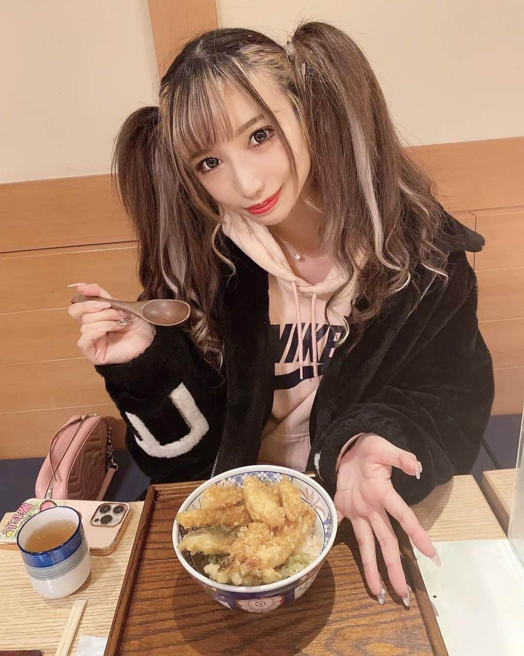 かえるちゃんさんのインスタグラム写真 - (かえるちゃんInstagram)「バーレスクヤバイ近くの蕎麦屋さん のふぐ天丼🐡  めちゃ美味しかった〜❤️ ❤︎ ❤︎   #東京 #脚フェチ #japan #ギャルコスプレイヤー #かえるちゃん #介護美容師 #撮影会モデル #ポートレート女子 #ポートレート撮影 #被写体モデル #good_portraits_world #hueart_life #lovers_nippon_portrait #pasha_magagine #portrait_shot #写真好きな人と繋がりたい #お洒落さんと繋がりたい #角色扮演  #얼스타그램 #팔로우 #셀피 #コスプレイヤー #バーレスクヤバイ #バーレスク東京 #ギャル #派手髪 #cosplay  #cosplayer」12月29日 12時30分 - k.kaeru