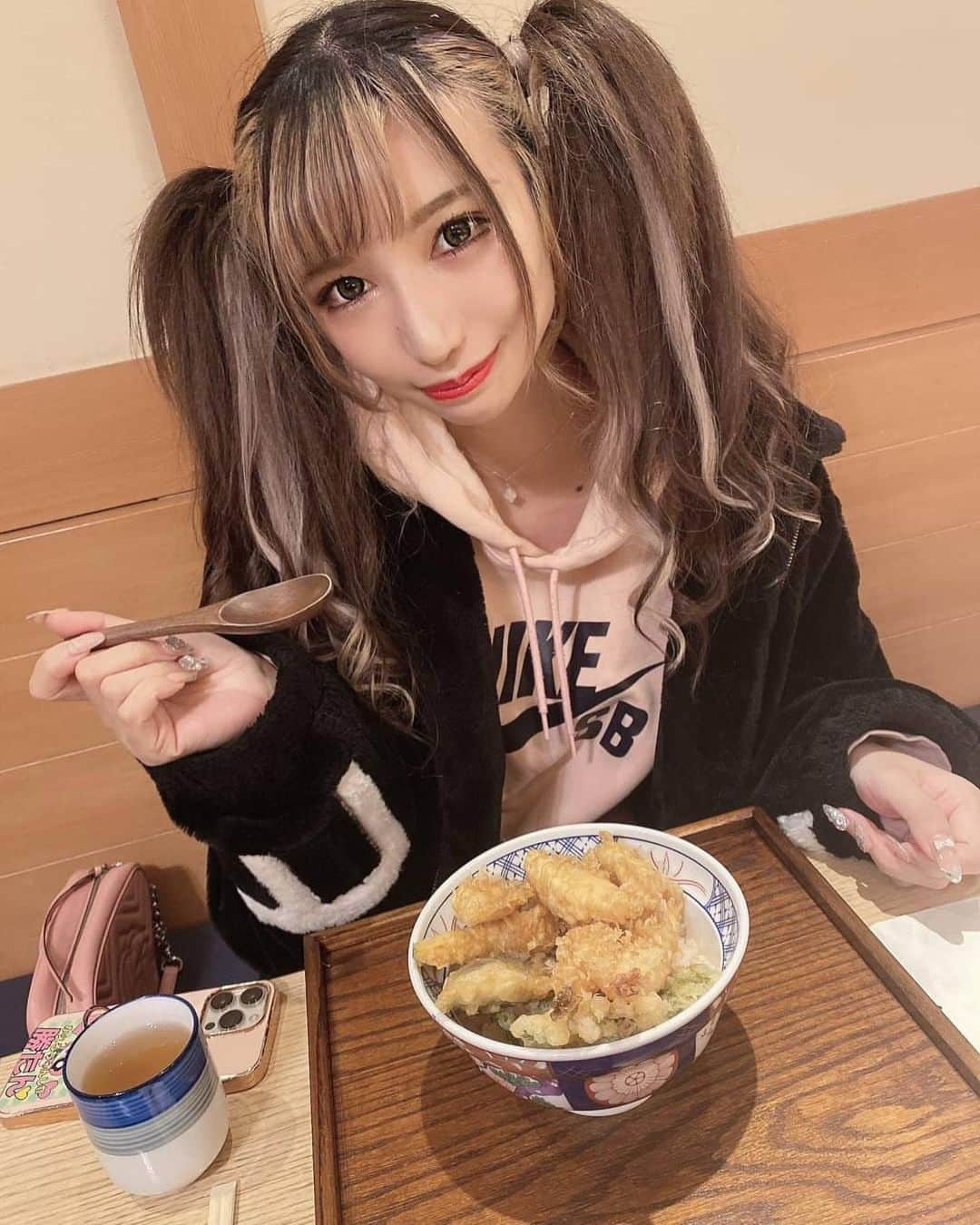 かえるちゃんさんのインスタグラム写真 - (かえるちゃんInstagram)「バーレスクヤバイ近くの蕎麦屋さん のふぐ天丼🐡  めちゃ美味しかった〜❤️ ❤︎ ❤︎   #東京 #脚フェチ #japan #ギャルコスプレイヤー #かえるちゃん #介護美容師 #撮影会モデル #ポートレート女子 #ポートレート撮影 #被写体モデル #good_portraits_world #hueart_life #lovers_nippon_portrait #pasha_magagine #portrait_shot #写真好きな人と繋がりたい #お洒落さんと繋がりたい #角色扮演  #얼스타그램 #팔로우 #셀피 #コスプレイヤー #バーレスクヤバイ #バーレスク東京 #ギャル #派手髪 #cosplay  #cosplayer」12月29日 12時30分 - k.kaeru