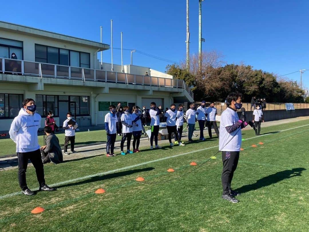 山田大記さんのインスタグラム写真 - (山田大記Instagram)「One Shizuoka Project  〜スポーツの力で静岡をひとつに〜  オフ期間に3つのイベントを開催しました。 12/18 ニュースポーツ体験@静岡大学 12/19 サッカー教室@静岡大学 12/28 サッカー教室＠竜洋スポーツ公園サッカー場  たくさんの方々のお力添えでイベントを開催することができ、参加してくれた皆さんに喜んでもらえたと思います😊  会場を無償提供してくださった静岡大学様、プロジェクトを一緒に運営してくれている静大生のみんな、サッカー教室にご協賛いただいたウップスプランニング様、子どもたちにお菓子をプレゼントしてくれた三立製菓様、運営スタッフの皆さん、本当にありがとうございます！！  ノーギャラ、交通費自腹というなかなかブラックな条件にも関わらず、快く参加してくれた選手のみんなにも、心から感謝しています😂🙏 これからもみんなで頑張って活動していきましょう！  〈One Shizuoka Projectとは〉 昨年コロナ禍で立ち上がった静岡県内Jリーグ4クラブ選手会合同のプロジェクトです。 #いま静岡のためにできること を選手達で考え、活動しています。」12月29日 12時41分 - hiroki_yamada_official