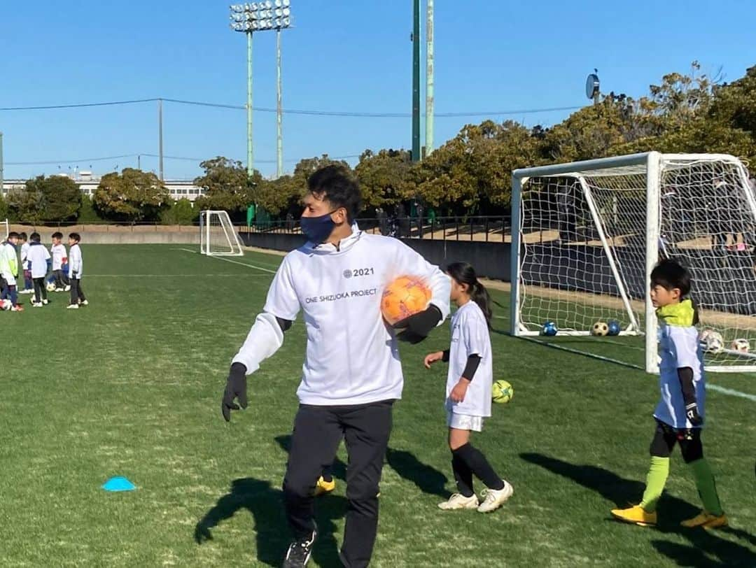 山田大記さんのインスタグラム写真 - (山田大記Instagram)「One Shizuoka Project  〜スポーツの力で静岡をひとつに〜  オフ期間に3つのイベントを開催しました。 12/18 ニュースポーツ体験@静岡大学 12/19 サッカー教室@静岡大学 12/28 サッカー教室＠竜洋スポーツ公園サッカー場  たくさんの方々のお力添えでイベントを開催することができ、参加してくれた皆さんに喜んでもらえたと思います😊  会場を無償提供してくださった静岡大学様、プロジェクトを一緒に運営してくれている静大生のみんな、サッカー教室にご協賛いただいたウップスプランニング様、子どもたちにお菓子をプレゼントしてくれた三立製菓様、運営スタッフの皆さん、本当にありがとうございます！！  ノーギャラ、交通費自腹というなかなかブラックな条件にも関わらず、快く参加してくれた選手のみんなにも、心から感謝しています😂🙏 これからもみんなで頑張って活動していきましょう！  〈One Shizuoka Projectとは〉 昨年コロナ禍で立ち上がった静岡県内Jリーグ4クラブ選手会合同のプロジェクトです。 #いま静岡のためにできること を選手達で考え、活動しています。」12月29日 12時41分 - hiroki_yamada_official