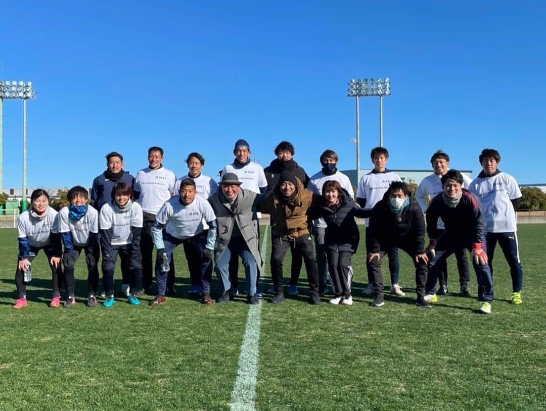 山田大記さんのインスタグラム写真 - (山田大記Instagram)「One Shizuoka Project  〜スポーツの力で静岡をひとつに〜  オフ期間に3つのイベントを開催しました。 12/18 ニュースポーツ体験@静岡大学 12/19 サッカー教室@静岡大学 12/28 サッカー教室＠竜洋スポーツ公園サッカー場  たくさんの方々のお力添えでイベントを開催することができ、参加してくれた皆さんに喜んでもらえたと思います😊  会場を無償提供してくださった静岡大学様、プロジェクトを一緒に運営してくれている静大生のみんな、サッカー教室にご協賛いただいたウップスプランニング様、子どもたちにお菓子をプレゼントしてくれた三立製菓様、運営スタッフの皆さん、本当にありがとうございます！！  ノーギャラ、交通費自腹というなかなかブラックな条件にも関わらず、快く参加してくれた選手のみんなにも、心から感謝しています😂🙏 これからもみんなで頑張って活動していきましょう！  〈One Shizuoka Projectとは〉 昨年コロナ禍で立ち上がった静岡県内Jリーグ4クラブ選手会合同のプロジェクトです。 #いま静岡のためにできること を選手達で考え、活動しています。」12月29日 12時41分 - hiroki_yamada_official
