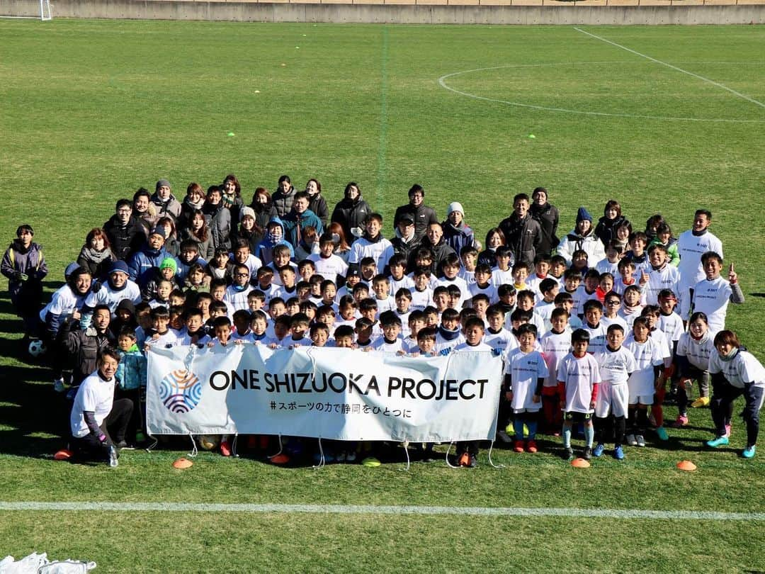 山田大記さんのインスタグラム写真 - (山田大記Instagram)「One Shizuoka Project  〜スポーツの力で静岡をひとつに〜  オフ期間に3つのイベントを開催しました。 12/18 ニュースポーツ体験@静岡大学 12/19 サッカー教室@静岡大学 12/28 サッカー教室＠竜洋スポーツ公園サッカー場  たくさんの方々のお力添えでイベントを開催することができ、参加してくれた皆さんに喜んでもらえたと思います😊  会場を無償提供してくださった静岡大学様、プロジェクトを一緒に運営してくれている静大生のみんな、サッカー教室にご協賛いただいたウップスプランニング様、子どもたちにお菓子をプレゼントしてくれた三立製菓様、運営スタッフの皆さん、本当にありがとうございます！！  ノーギャラ、交通費自腹というなかなかブラックな条件にも関わらず、快く参加してくれた選手のみんなにも、心から感謝しています😂🙏 これからもみんなで頑張って活動していきましょう！  〈One Shizuoka Projectとは〉 昨年コロナ禍で立ち上がった静岡県内Jリーグ4クラブ選手会合同のプロジェクトです。 #いま静岡のためにできること を選手達で考え、活動しています。」12月29日 12時41分 - hiroki_yamada_official