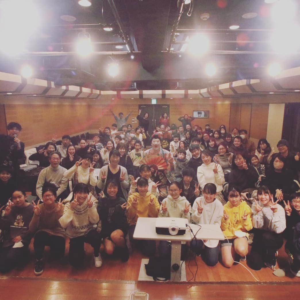 コウメ太夫のインスタグラム：「この前の国語の授業の子達と先生と写メ！」