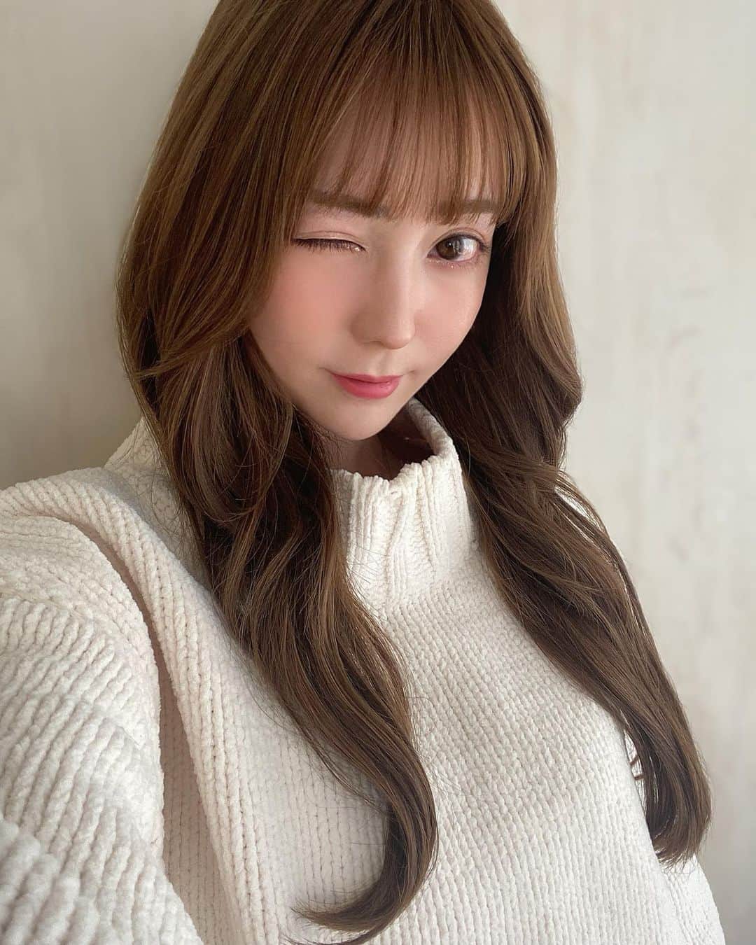 堀尾実咲のインスタグラム：「@lapis_terrace にて💇‍♀️  エクステつけてきたよおっ✨  わたしは60本で地毛と綺麗に馴染みました☺️ 長さも長めで胸下ぐらい！ 久々のロン毛😍笑  ラピスのエクステちゃん毛質がほんとに良くて扱いやすくて感動🥺💓  とってもおすすめです✨  担当は @lapis.takuro さんです😊  たくろうさんエクステ丁寧につけてくれるから痛かったりつっぱったりみたいな不快感なくノンストレスです✨  エクステ考えてる方は ぜひ行ってみてね😊💓  ロン毛めろちゃんどう？？🤓  #lapisterrace #lapis #beauty #hair #ラピステラス #ラピス #渋谷美容院 #美容院 #エクステ #エクステ東京 #エクステおすすめ #韓国ヘア #ヨシンモリ」