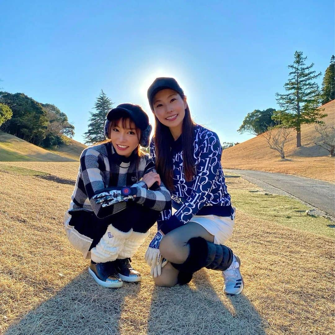 石関いづみさんのインスタグラム写真 - (石関いづみInstagram)「☺︎*･ The last golf day of the year ⿻  打ち納め𓂃◌𓈒𓐍  早速新調したばかりの インナーと裏起毛タイツを着用したら 極寒だったのに寒がりの私でも大丈夫だった𓆫 これなら冬ゴルフ出来そう！  ➖coordinate➖ tops / #waac #ワック inner / #zerofit #ゼロフィット skirt / #archivio #アルチビオ leg warmers / #cuartounited #クアルトユナイテッド shoes / #comocome #コモコーメ glove / #hoapili #ホアピリ ． ． @chibaginza.cc  #打ち納め #ゴルフコンペ #千葉銀座cc #千葉銀座カントリークラブ #ゴルフ女子コーデ #ゴルフウェア #アンバサダー #ゴルフ好き #モノトーンコーデ #golfwear #golfgirls #sportgirls #golfday #cool」12月29日 13時15分 - izumingolf