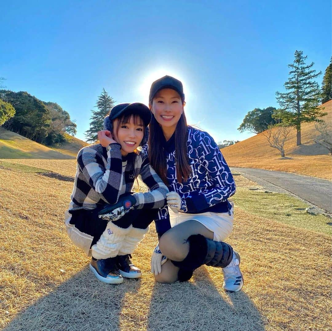 石関いづみさんのインスタグラム写真 - (石関いづみInstagram)「☺︎*･ The last golf day of the year ⿻  打ち納め𓂃◌𓈒𓐍  早速新調したばかりの インナーと裏起毛タイツを着用したら 極寒だったのに寒がりの私でも大丈夫だった𓆫 これなら冬ゴルフ出来そう！  ➖coordinate➖ tops / #waac #ワック inner / #zerofit #ゼロフィット skirt / #archivio #アルチビオ leg warmers / #cuartounited #クアルトユナイテッド shoes / #comocome #コモコーメ glove / #hoapili #ホアピリ ． ． @chibaginza.cc  #打ち納め #ゴルフコンペ #千葉銀座cc #千葉銀座カントリークラブ #ゴルフ女子コーデ #ゴルフウェア #アンバサダー #ゴルフ好き #モノトーンコーデ #golfwear #golfgirls #sportgirls #golfday #cool」12月29日 13時15分 - izumingolf