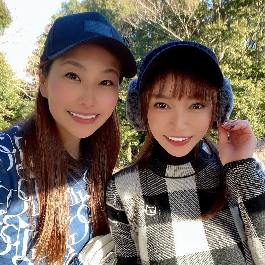 石関いづみさんのインスタグラム写真 - (石関いづみInstagram)「☺︎*･ The last golf day of the year ⿻  打ち納め𓂃◌𓈒𓐍  早速新調したばかりの インナーと裏起毛タイツを着用したら 極寒だったのに寒がりの私でも大丈夫だった𓆫 これなら冬ゴルフ出来そう！  ➖coordinate➖ tops / #waac #ワック inner / #zerofit #ゼロフィット skirt / #archivio #アルチビオ leg warmers / #cuartounited #クアルトユナイテッド shoes / #comocome #コモコーメ glove / #hoapili #ホアピリ ． ． @chibaginza.cc  #打ち納め #ゴルフコンペ #千葉銀座cc #千葉銀座カントリークラブ #ゴルフ女子コーデ #ゴルフウェア #アンバサダー #ゴルフ好き #モノトーンコーデ #golfwear #golfgirls #sportgirls #golfday #cool」12月29日 13時15分 - izumingolf