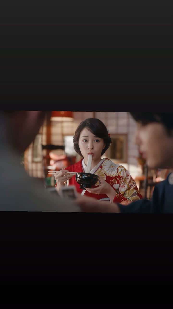 広瀬すずのインスタグラム：「俳優の #広瀬すず （23）さん、 #吉沢亮 （27）さんと、東京五輪・柔道金メダリストの #ウルフ・アロン （25）選手が共演する新CMが公開。お正月にぴったりな艶やかな晴れ着姿の広瀬さんと、凜々しい羽織はかま姿の吉沢さん、ウルフ選手のコミカルなやり取りにご注目!！！  #2022 へ！！  お正月を写そう♪2022 チェキ・エモい写真」