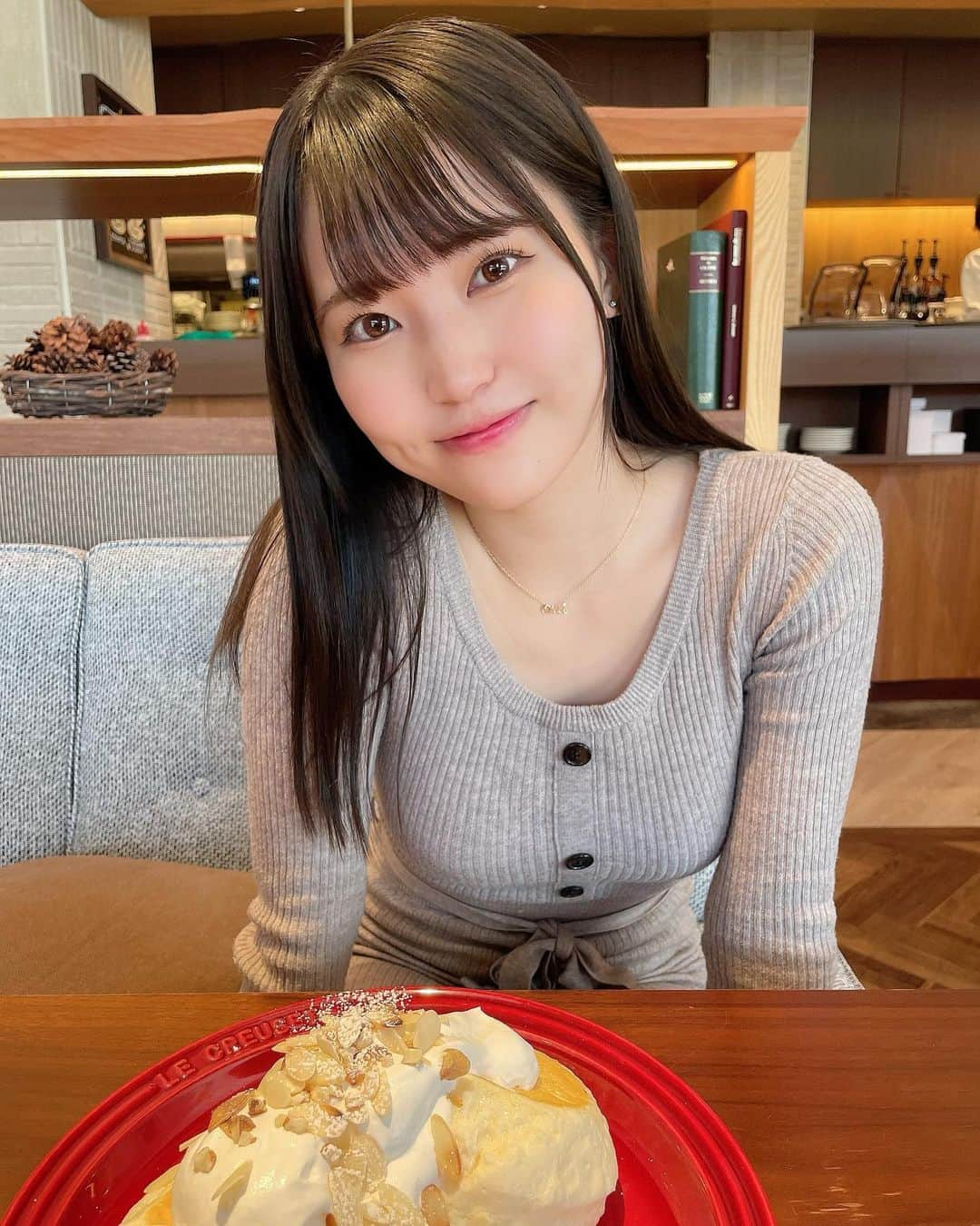 坂東遥さんのインスタグラム写真 - (坂東遥Instagram)「🥞🪞🫖  飲みこめるぐらい ふわふわなパンケーキ🍴  年内ラストのカラーは みおちゃんにやってもらった🌼  オリーブグレージュ系で 色抜けてきて透明感でかわいい色🫒 @log_miorin」12月29日 13時52分 - b.haruka1103