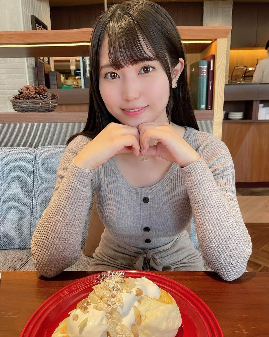 坂東遥さんのインスタグラム写真 - (坂東遥Instagram)「🥞🪞🫖  飲みこめるぐらい ふわふわなパンケーキ🍴  年内ラストのカラーは みおちゃんにやってもらった🌼  オリーブグレージュ系で 色抜けてきて透明感でかわいい色🫒 @log_miorin」12月29日 13時52分 - b.haruka1103