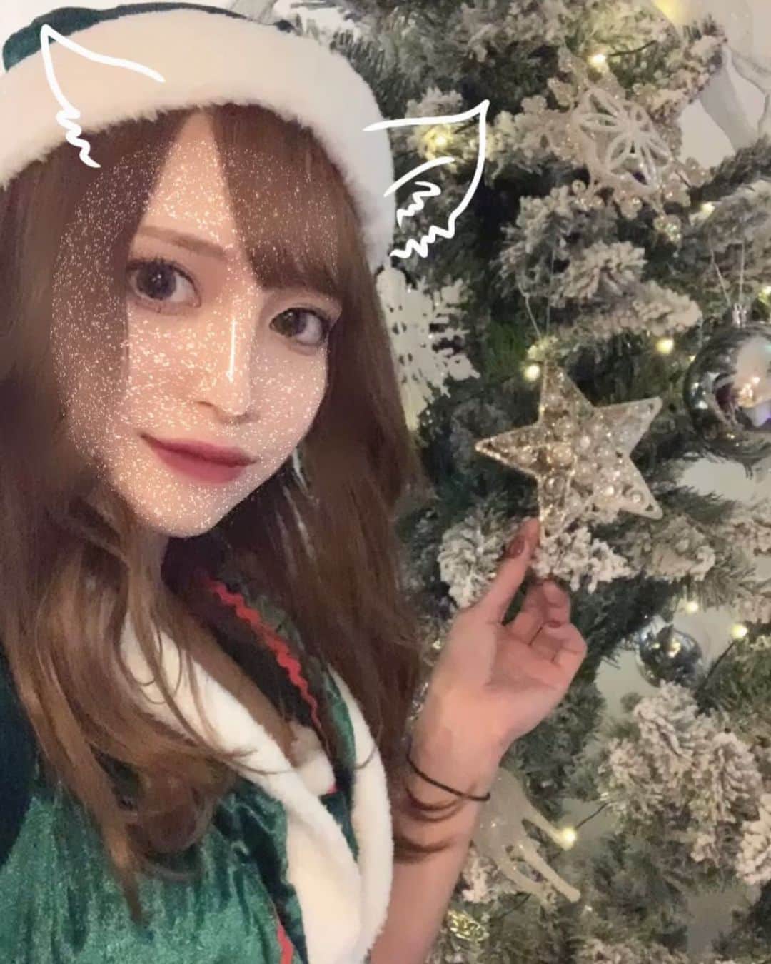 くまはるのインスタグラム：「. 🎅🏻🎄🤍  #Christmas #サンタコス #クリスマス #santa #クリスマスツリー #Christmastree #東京 #六本木 #ガールズバー #港区 #pic #japan #tokyo #roppongi」