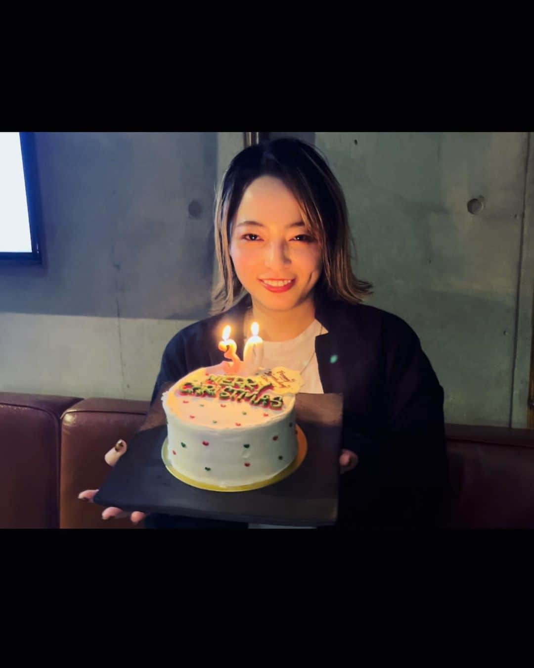 のインスタグラム：「今年は沢山ケーキ頂いちゃいました、ありがとうございます🎂🥺✨  1 カワイィやつ💖サーヤさんありがと 2 メトロで出てきためっちゃおっきいやつ😳 3 コンタクトは楽しすぎて記憶怪し目だし食べ損ねた...  えーその他沢山の乾杯もありがとうございます🥂😂」