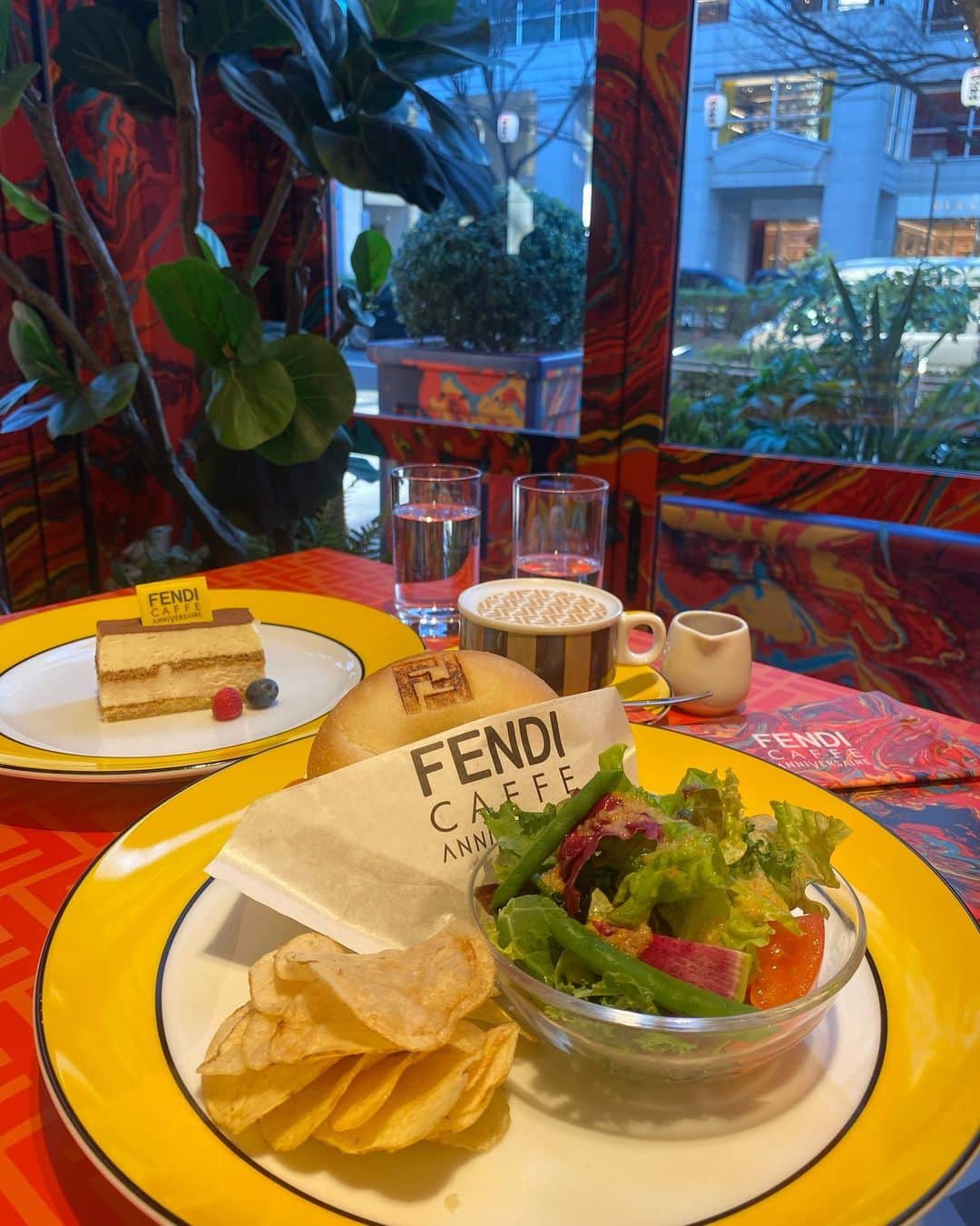 平田梨奈さんのインスタグラム写真 - (平田梨奈Instagram)「FENDI CAFE 🧡  サンドイッチがすごくおいしかったの☺︎あとCAFEの前にFENDIで欲しかったリボン買ったの！可愛すぎる❤︎  #fendi  #fendicafe  #フェンディ  #フェンディカフェ」12月29日 14時42分 - hirari_official