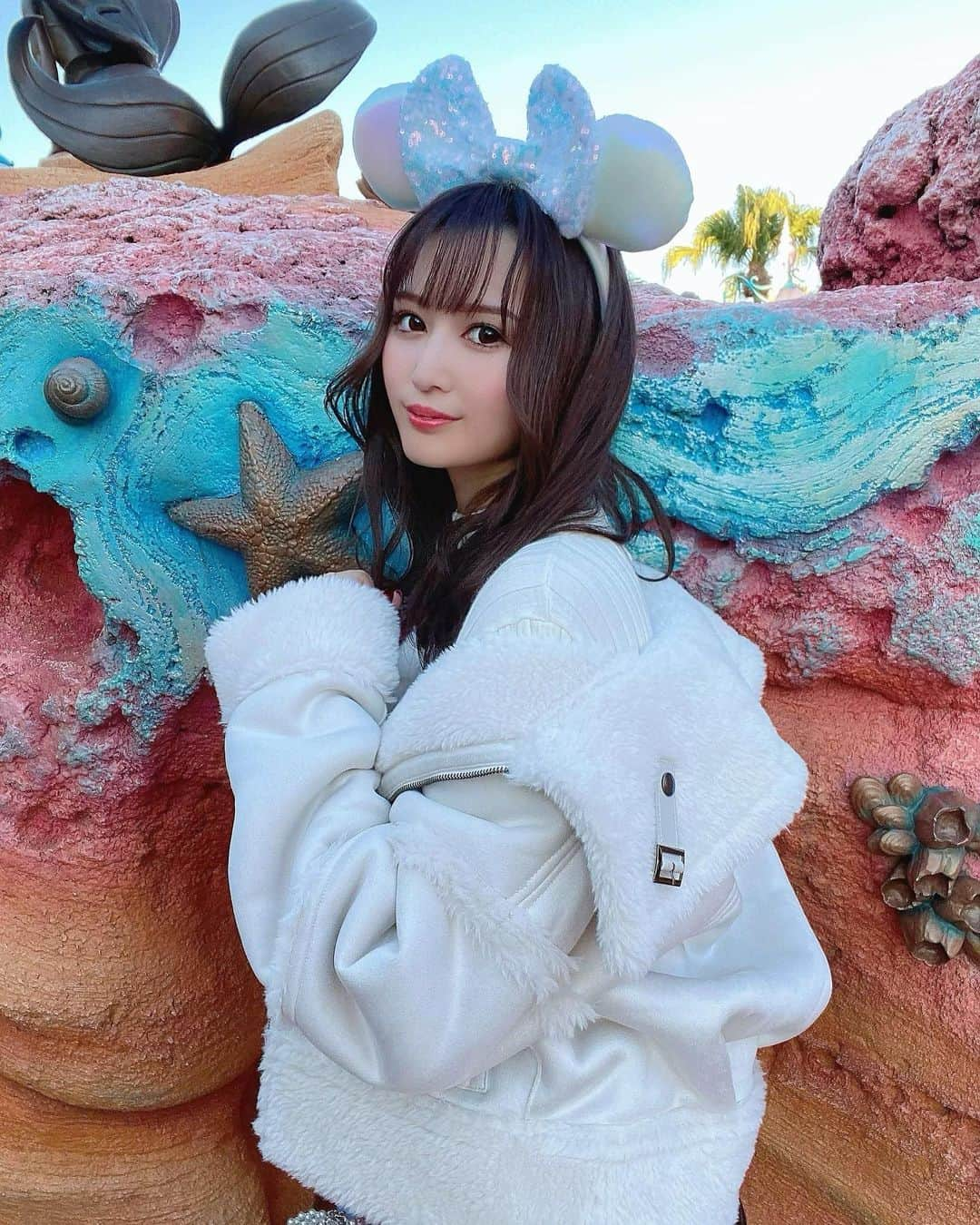 長沼まゆのインスタグラム：「アップし忘れてた📸  #ディズニーシー  #クリスマスディズニー  #ディズニーカチューシャ  #ディズニーコーデ  #ディズニーシークリスマス #snidel  #スナイデル」