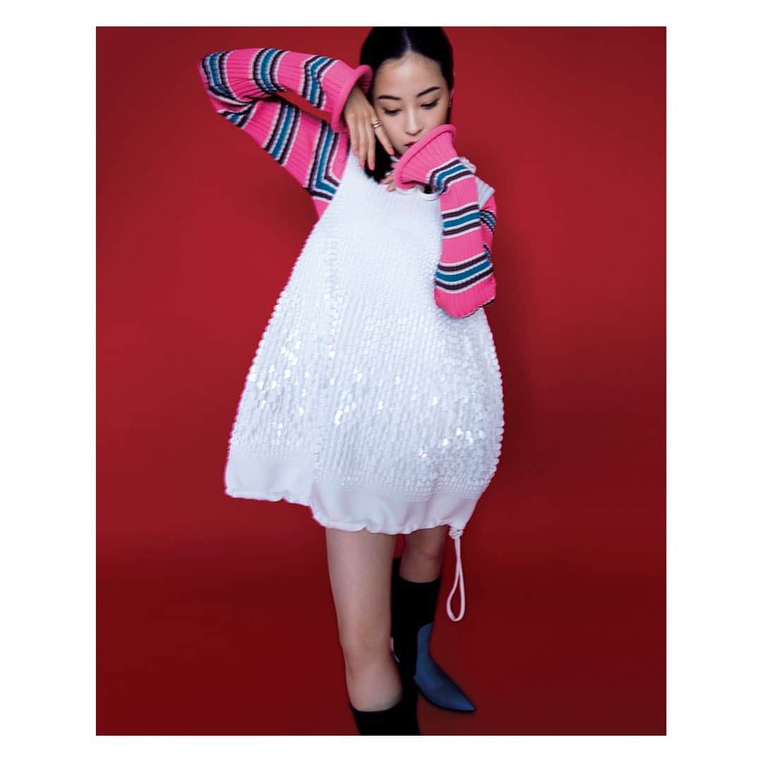 広瀬すずのインスタグラム：「💟 @25ansjp   @louisvuitton  Photo: @yusukemiyazaki  Stylist: @chikako_tanifuji  HairMake: @masayoshiokudaira」