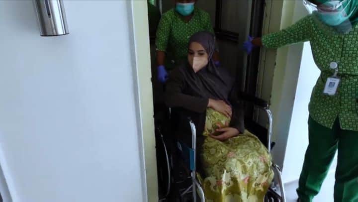 Zaskia Sungkarのインスタグラム：「Throwback waktu ukkasya 5 bulan , Masya Allah 🤲🏻  Memori aku & Ukkasya lulus ASI exclusive 6 BULAN ❤️ - Di proses menyusui ini,setelah berulang kali aku membaca riset, artikel dan rekomendasi, aku percaya & ikhtiar dengan FENUCAPS PLUS & LECICAPS  - Ternyata...  🏅Fenucaps plus adalah BOOSTER ASI PERTAMA yg masuk dalam Buku penelitian Medis "the breastfeeding medicine" new york 🏅 . Aku dan @fenucapsid yakin bahwa Masa Depan Anak berawal dari ASI  dan semakin ingin mendukung ASI 2 TAHUN 🏅 - Layanan konsultasi GRATIS dgn konsuler ASI bersertifikasi di @fenucapsid (Ada review 500,000 busui disitu) .  #pejuangasi #asibooster #fenucaps #lecicaps」