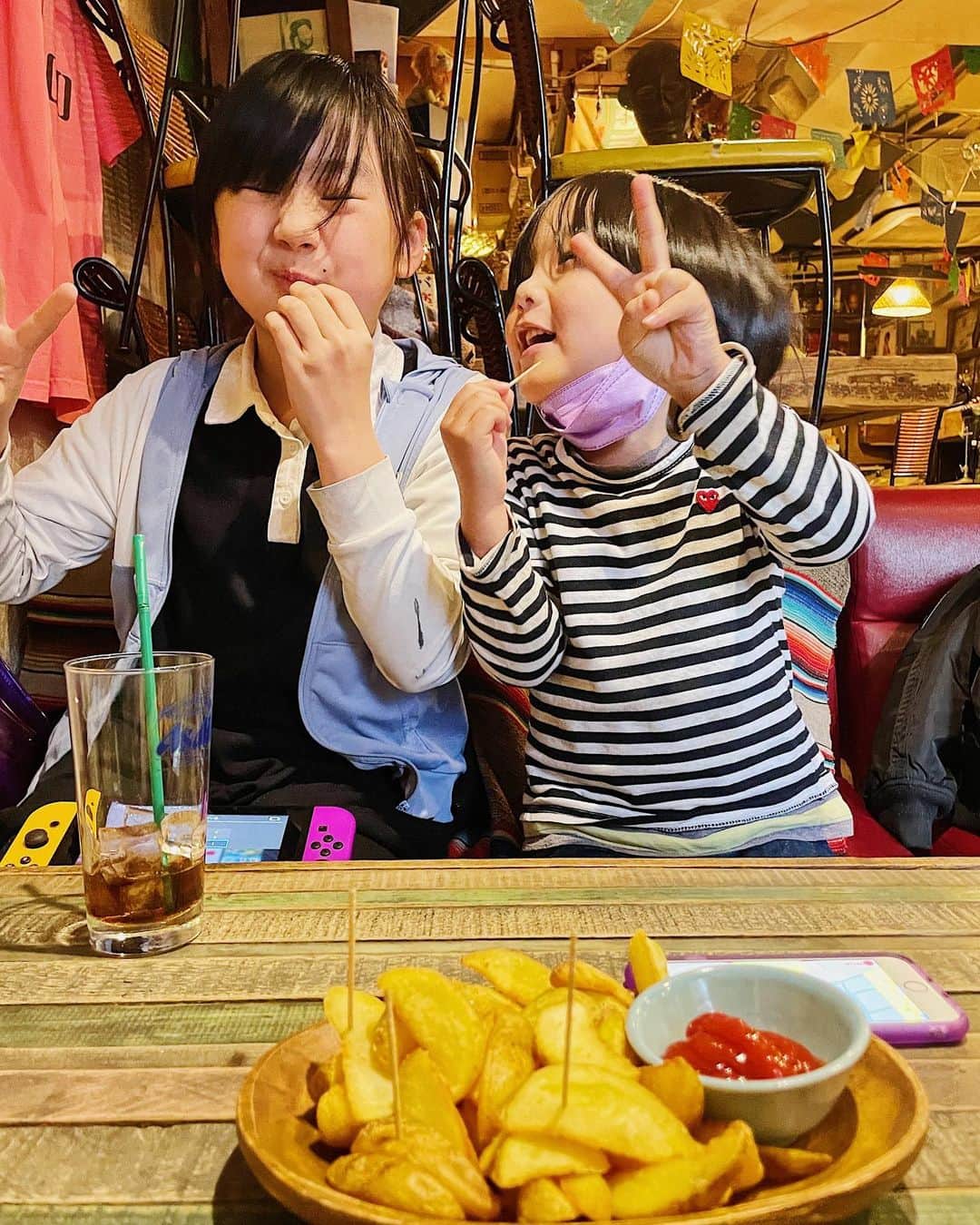 omatsuriccoのインスタグラム：「#今日のドルジ #今日のバザル 2021.12.29 ・ @tropico_kichijoji  友達がやってるお店に食べに行ってきた🥪😋 めちゃウマ✨ ・ 1枚目 大好きフライドポテトwith姉弟 ・ 2枚目 エビとアボカドのバインミーサンド🥑🦐 ・ 3枚目 サバサンド🐟 ・ 4枚目 キューバサンド🐷🥒 ・ 朝食係の夫氏がめちゃくちゃ色々見ながら食べてた😂 早速キューバサンド作る！と、言ってた😋 参考にさせて頂くらしい。 ・ 子供たちはお肉に食いつくかと思ったけど、バインミーが好きだった模様！意外😋 ・ 私は初めてのサバサンドに衝撃！ 出来上がりの香りがめちゃくちゃいい匂いで✨ そして、もちろん美味😋 ・ あっという間に完食！ また遊びに行く~~~🤘🏻  おーちゃん、ご馳走様~~~🥳🥳🥳」