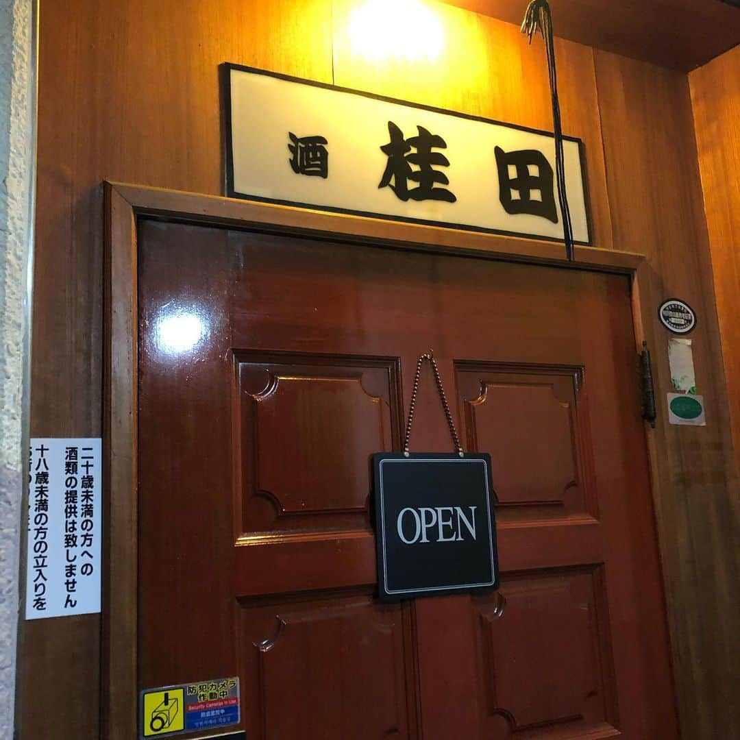 七菜乃のインスタグラム：「１２月３０日　20時から夜中まで！ 桂田さんにて @sakekatsurada  なななのナイトになりましたー！  何年ぶり、、、😭  ずっとオンラインで耐えてた🥺  お待ちしてます😊 ふらっときていただいて大丈夫です！ 誰でも来れるよ😸  忘年会しよ🍶  そして、 オンラインでも同時進行します❗️ こちらはチケットないと 参加できません。 あくまでリアルなななのナイトがメインですが 遠くだから来れないという方や 雰囲気を味わってみたいという方ぜひ☺️  ※チャージ1/h      ¥1000 ※ソフトドリンク¥700 ※アルコール       ¥1000 手づくりメニュー有り？ チェキもやります😂」