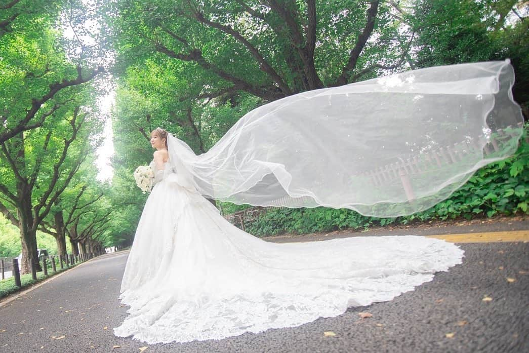 河西智美さんのインスタグラム写真 - (河西智美Instagram)「結婚式のテーマは  💗💍Princess👸🏼💐  幼い頃からの夢を 詰め込んだ1日になりました✨  流行りのナチュラルなウェディングも素敵で憧れましたが、 やっぱり一生に一度の日は思いっきり自分らしく😌💕 思いっきり可愛い世界観でピンク×リボン×プリンセスを詰め込みました✨  旦那さんはシックなカラーが好きなのに 私の好きな世界観のウェディングにする事を大賛成してくれて、一緒に楽しみながら打ち合わせをしてくれたこと感謝しかありません💗 いつも私の幸せを1番に優先して考え、行動してくれる本当に素敵な人。 改めてこんな素敵な人が自分をパートナーに選んでくれたことに感謝です🙏💗  ※式は感染防止対策を徹底し、少人数で執り行いました。  ⛪️@casad_angela_aoyama  📸@pgmasato」12月29日 16時55分 - chiyu3u